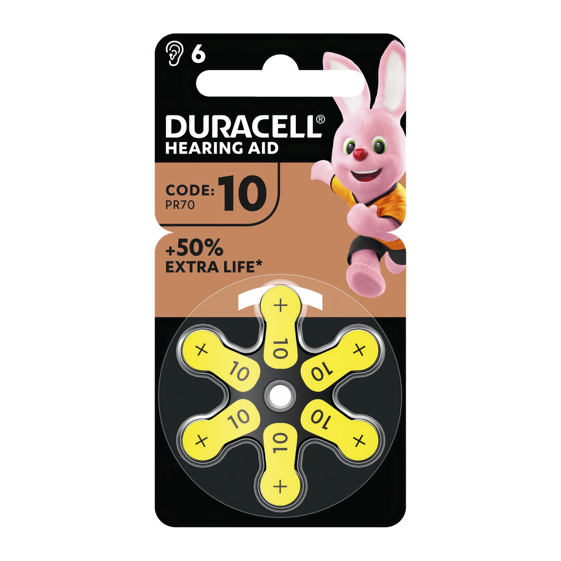 Sex Duracell hörapparatbatterier DA10 är paketerade tillsammans, med den välkända rosa kaninmaskoten, siffrorna 10 och PR70, samt ett uttalande som indikerar +50 % Extra Life. De gula flikarna på batterierna är placerade i en cirkulär formation.