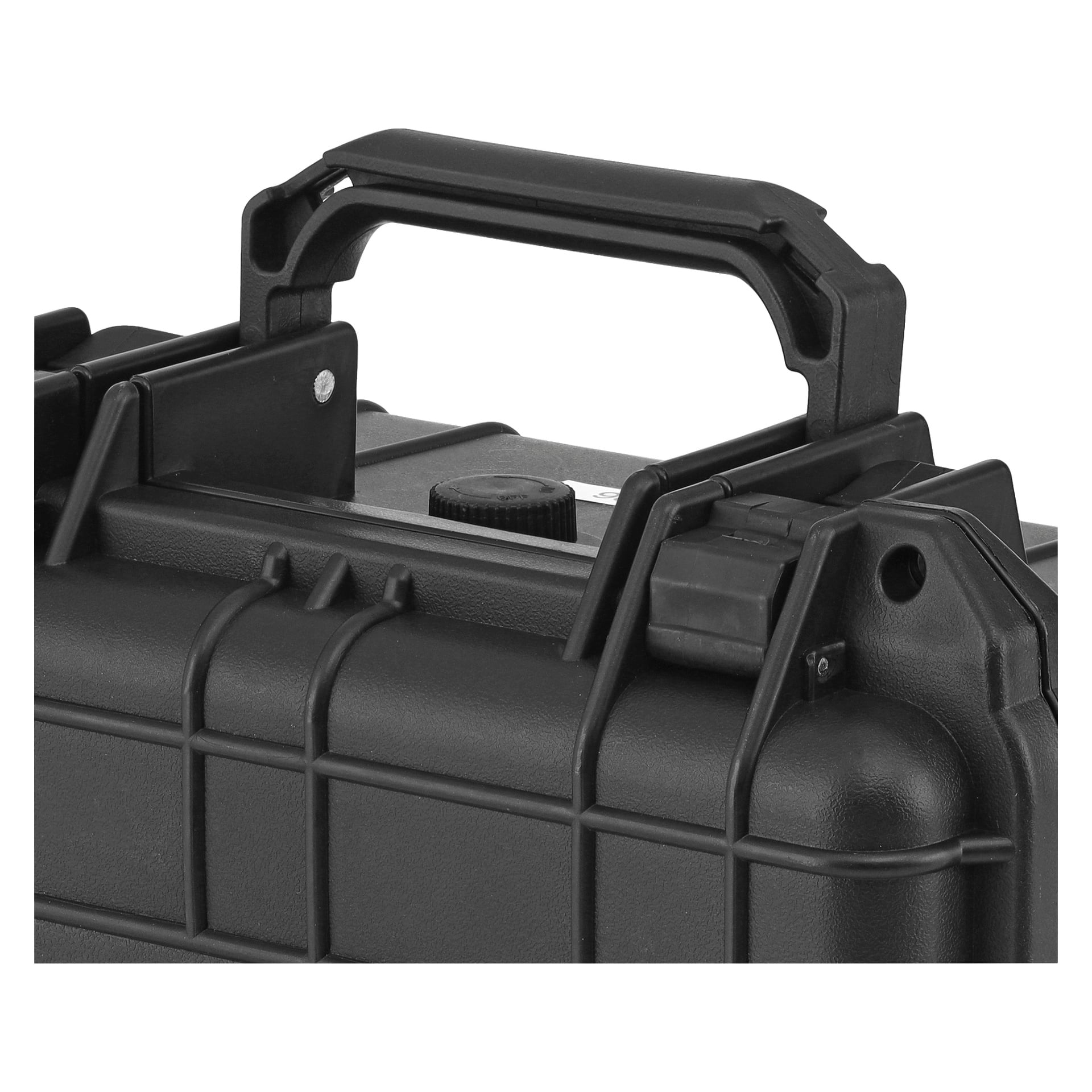 Närbild av Hard Head Protective Case, som visar dess hållbara svarta plastyta med gallerdesign, stabilt handtag och cirkulär tryckventil. Fokus ligger på den övre delen av fodralet, särskilt med fokus på handtaget och den robusta konstruktionen.