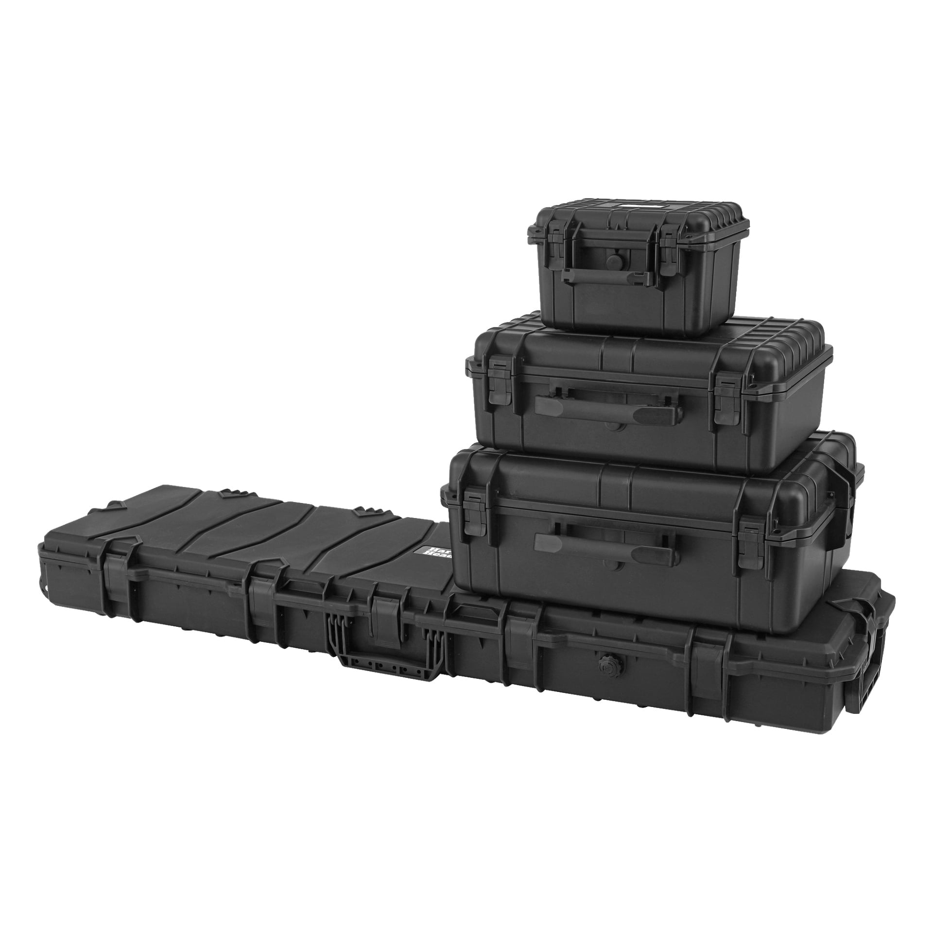 Ett set med fyra svarta Hard Head Protecting-fodral är staplade tillsammans. Tre av dem är lådformade och placerade vertikalt ovanpå varandra, medan ett längre rektangulärt fodral sitter horisontellt vid basen. Alla fodral har robusta handtag och låsmekanismer för säkerhet.