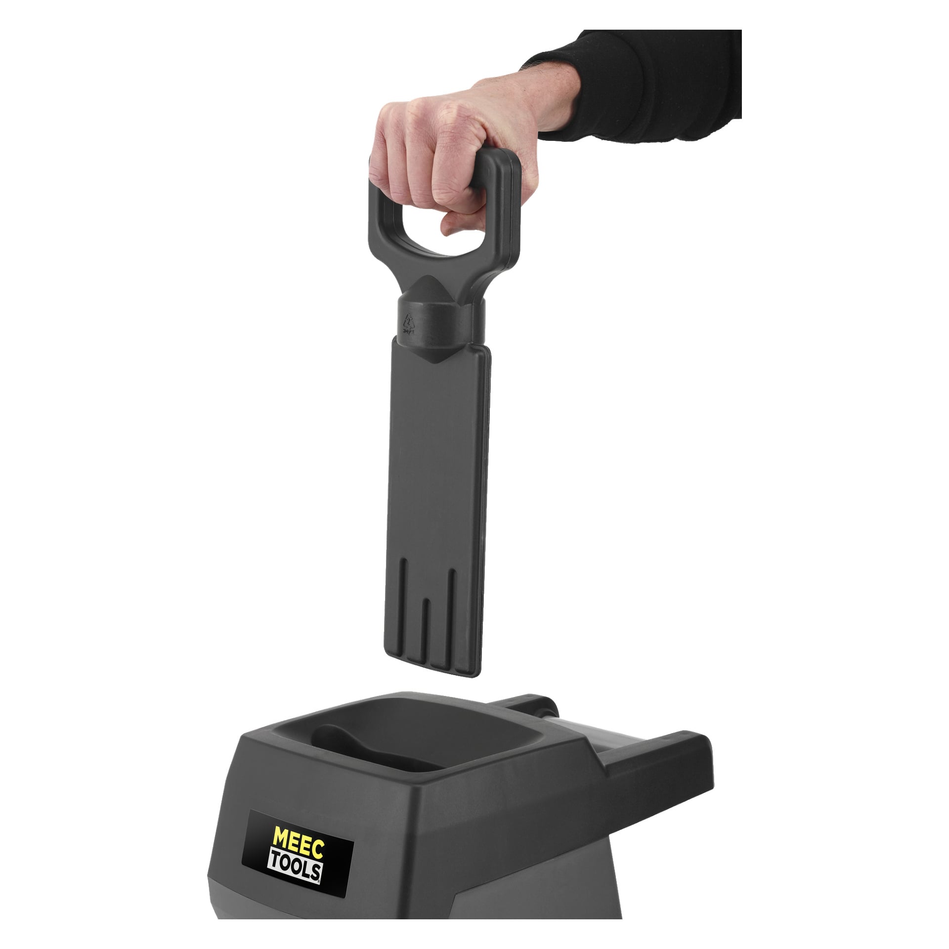 En hand håller ett svart plastfäste över den övre springan på en Meec Tools Compost Shredder, redo att sätta in det eller ta ut det.