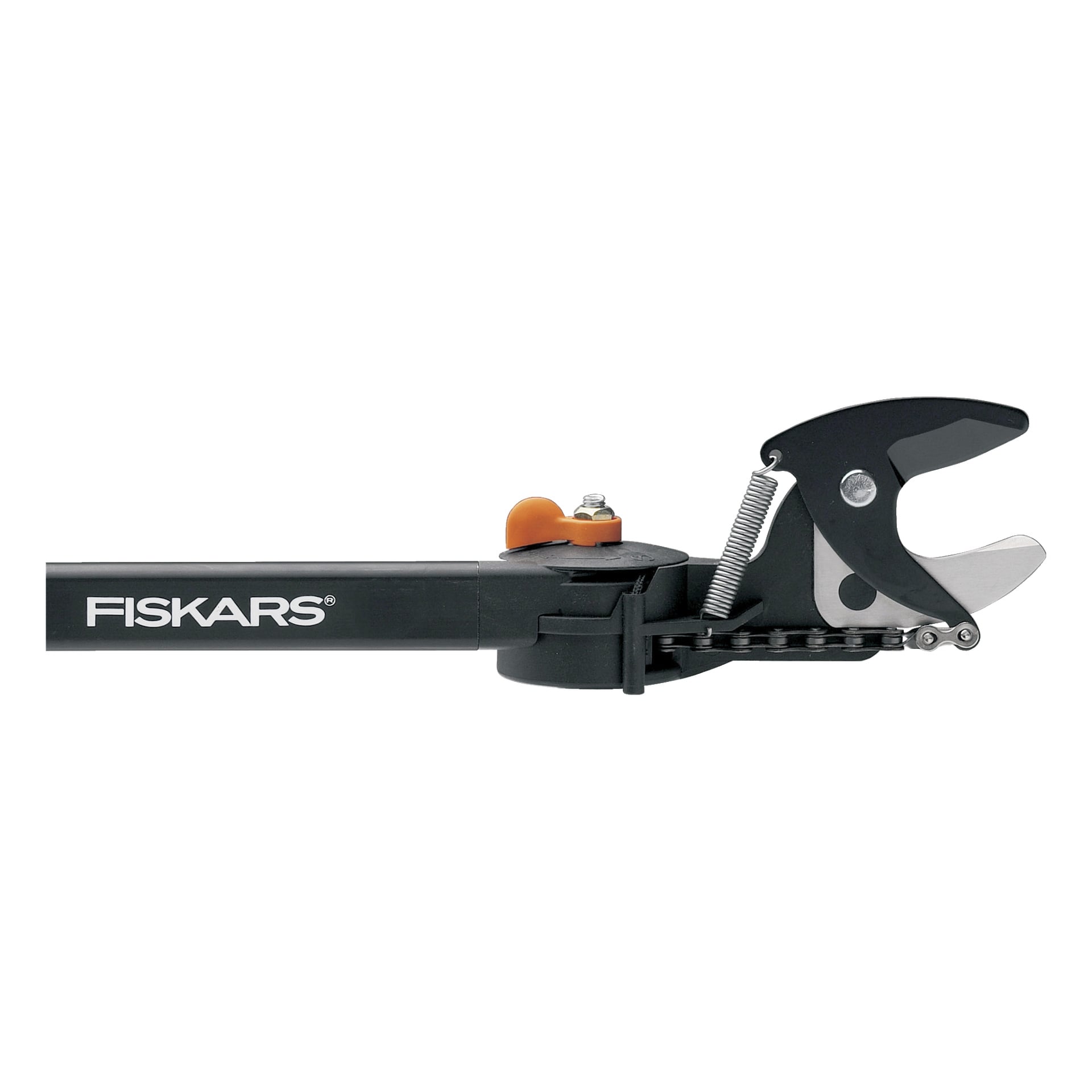 Detaljerad vy av en Fiskars Pole-besax UP84, med svart handtag, orange justeringsknopp och metallblad utrustade med fjäder och exponerat kedjesystem.
