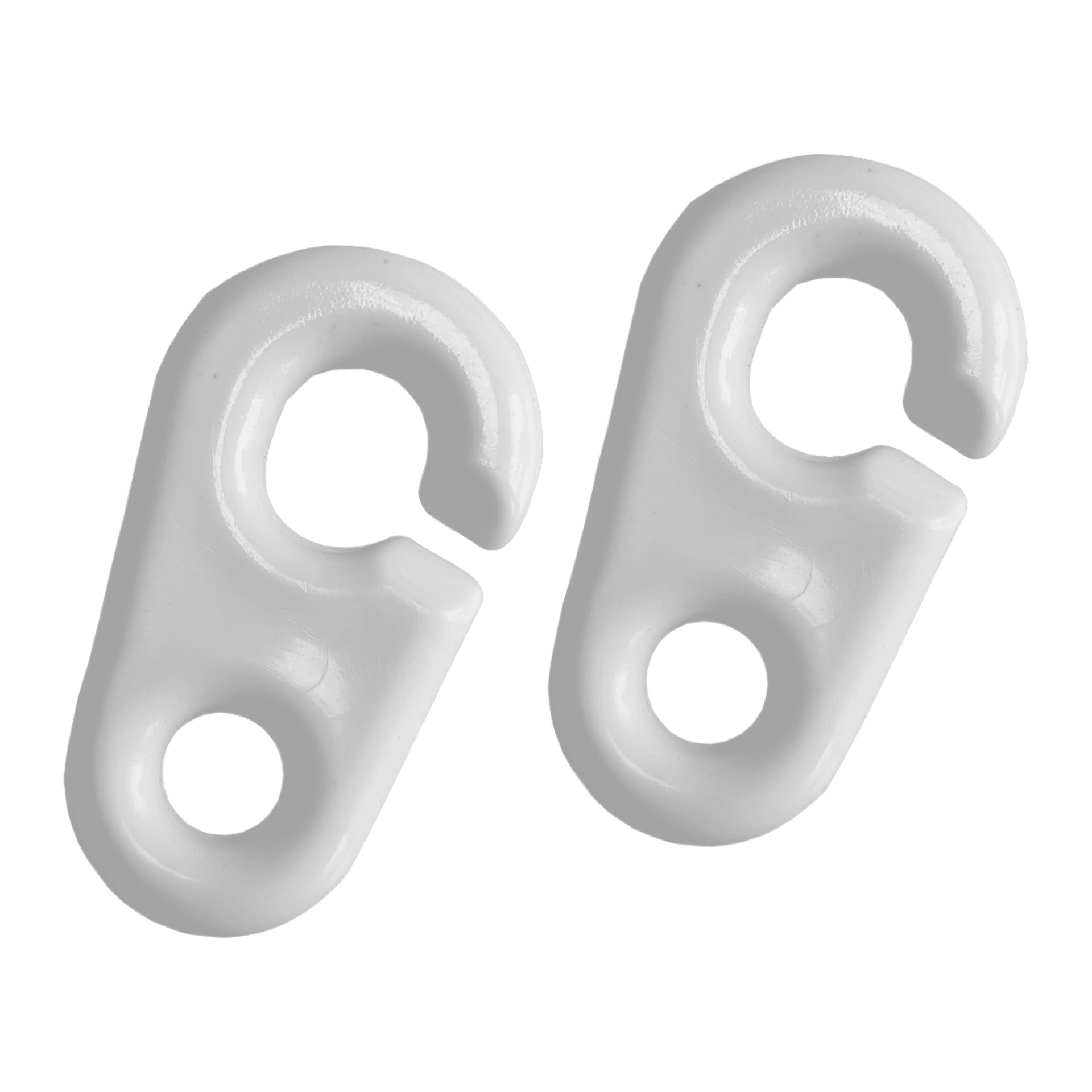 Två identiska Adela Plastic-krokar från en 2-pack visas diagonalt. Varje krok är vit med en slät plastfinish, där ena änden är en sluten cirkel och den andra en öppen krok.