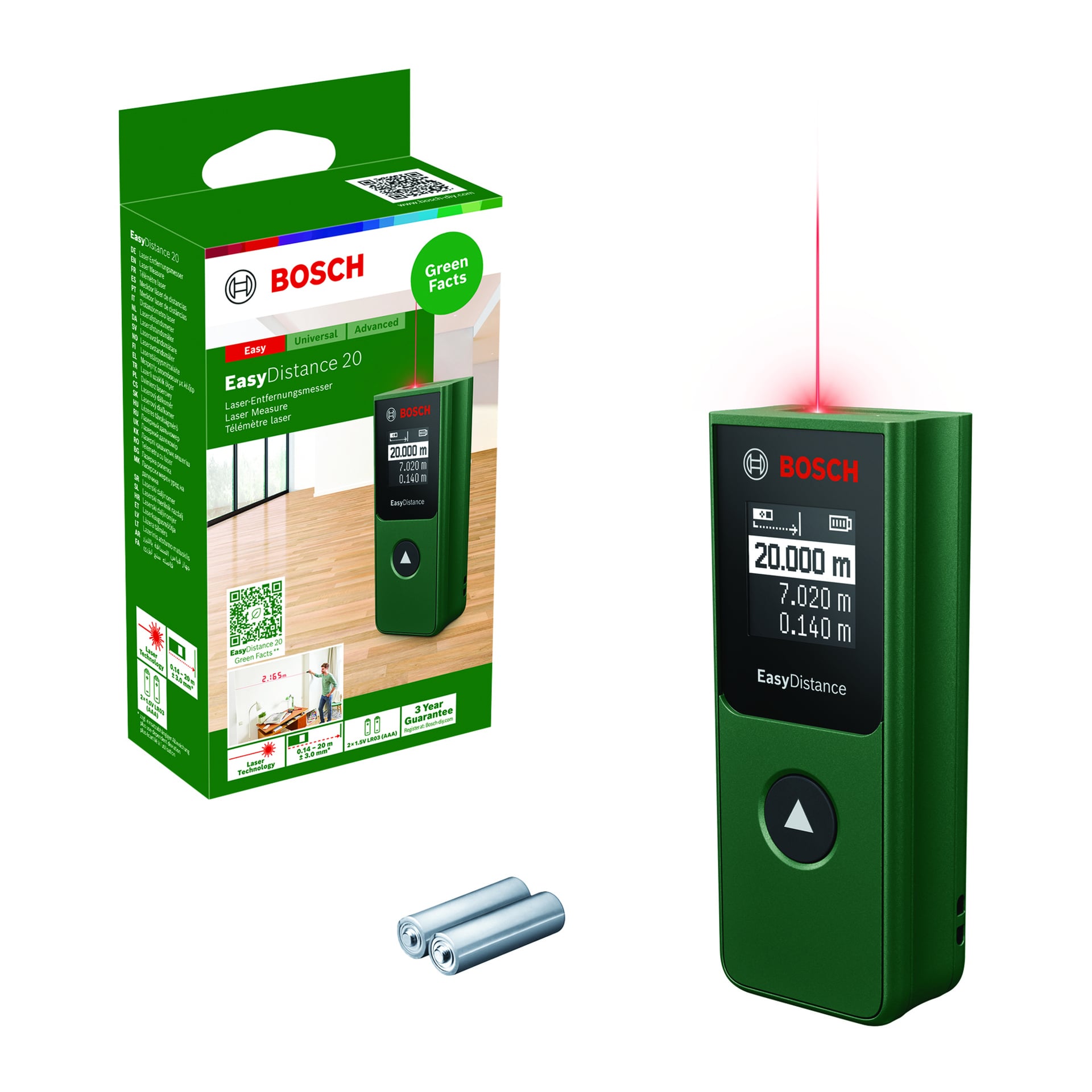Na ekranie wyświetlany jest miernik odległości Bosch EasyDistance 20, obok dwóch baterii AAA i zielonego pudełka. Urządzenie wyświetla czerwony laser. Na pudełku wyświetlane są szczegóły produktu oraz obraz pokazujący pomiary pomieszczenia, z tekstem obejmującym 20m i EasyDistance 20.