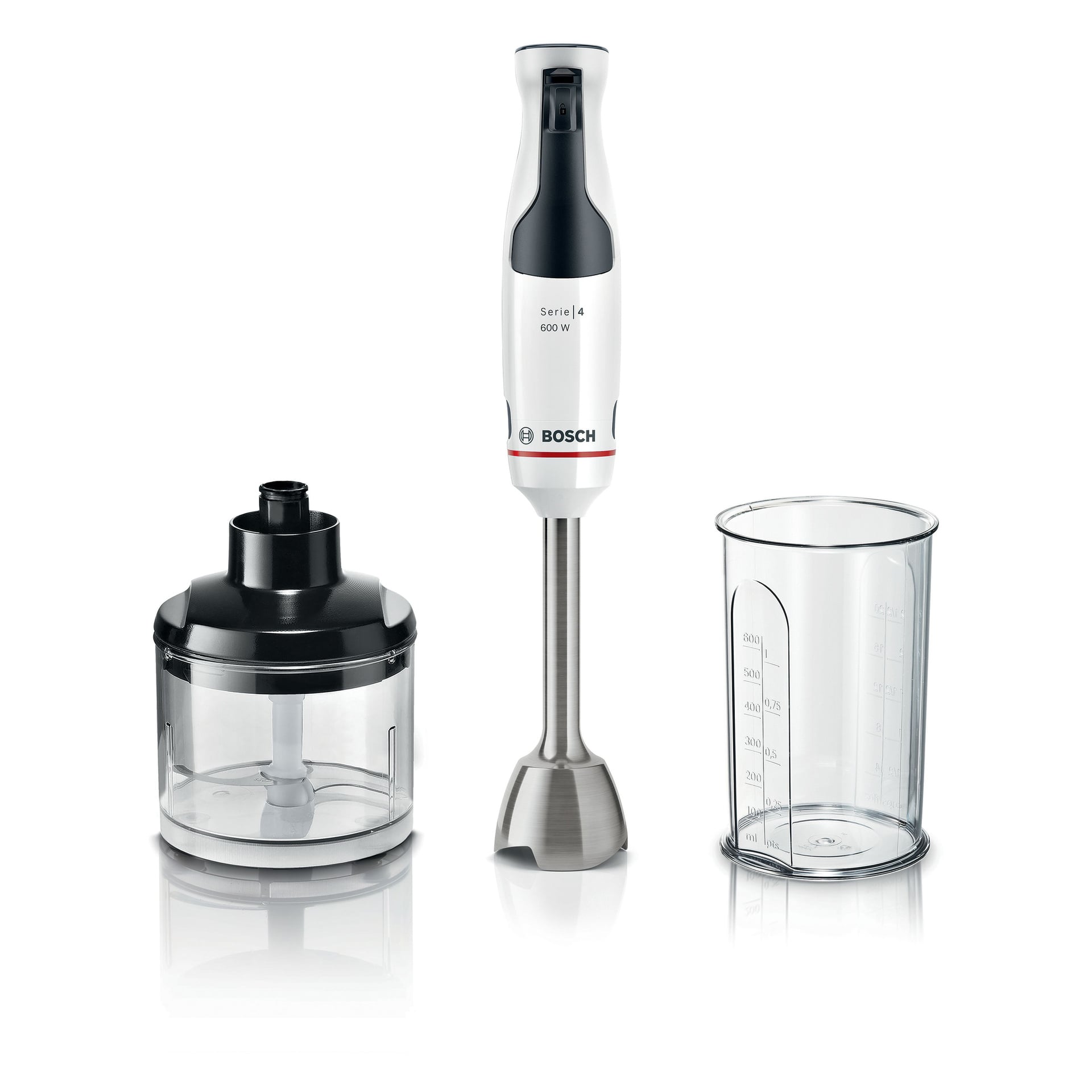Der Bosch ErgoMaster MSM4W220 Stachelmixer wird mit seinem Mischstab am Hauptmotor ausgestellt, dazu eine Hackschüssel mit Deckel und Klinge sowie ein durchsichtiger Messbecher mit den Maßen.