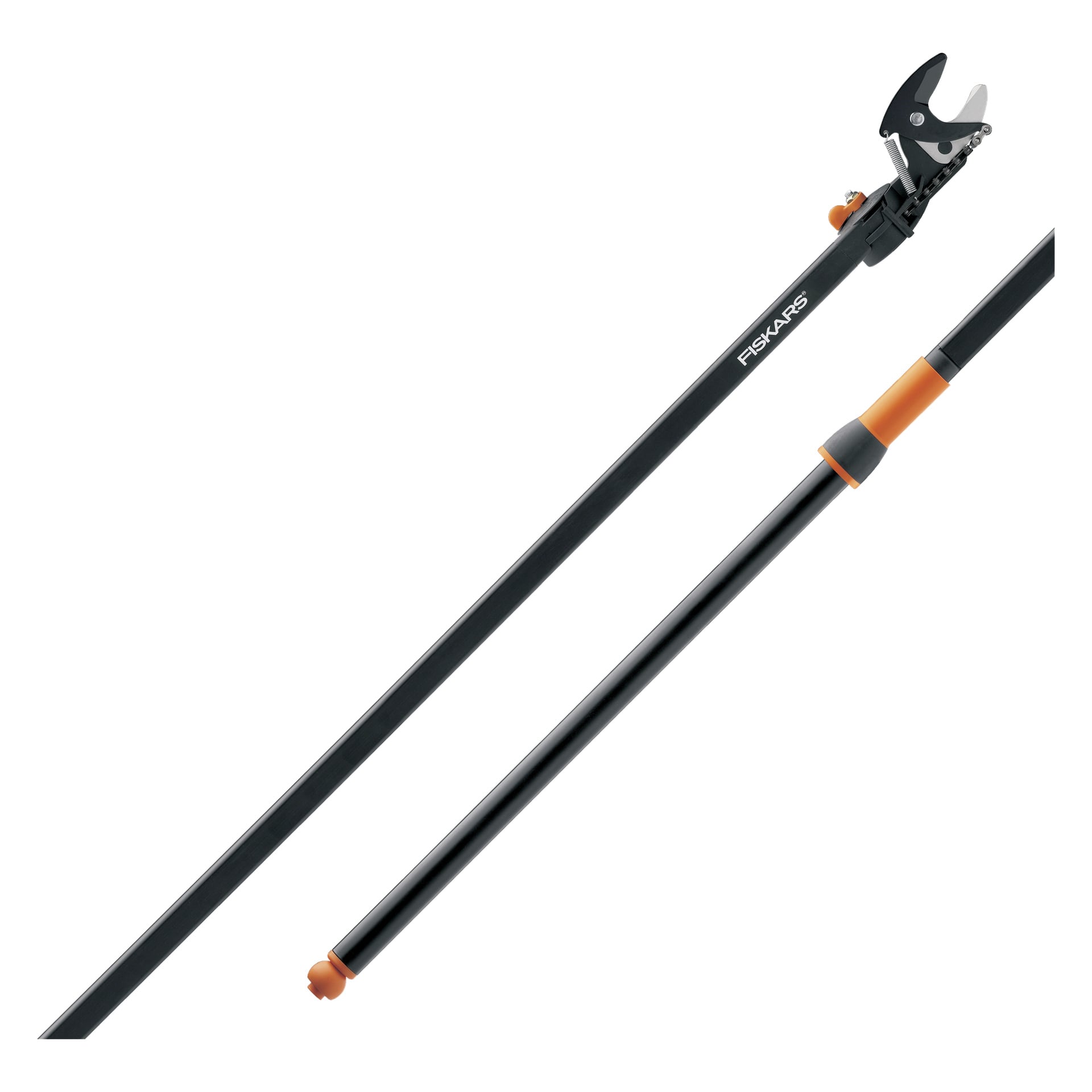 En Fiskars UP84-stångbeskärare med svart och orange handtag och ett böjt blad upptill, använd för att klippa höga grenar.