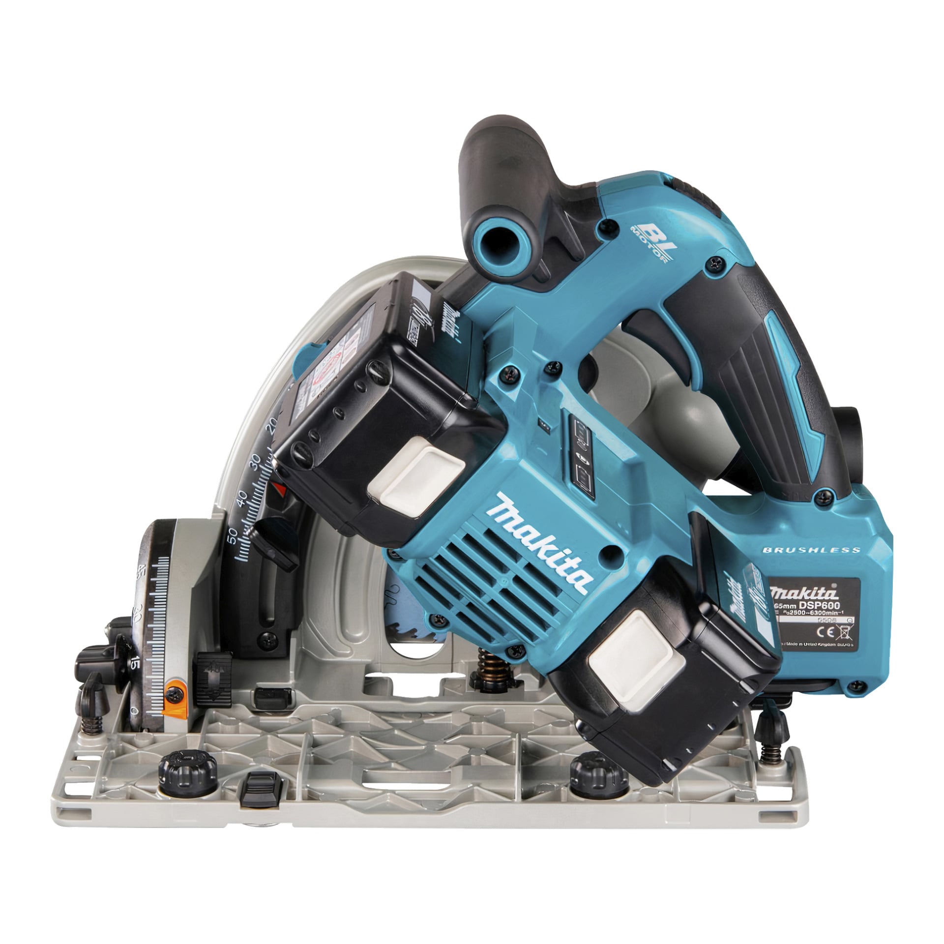 En Makita LXT DSP600ZJ batteridriven dyksåg med blå och svart design, två batterier monterade, en metallbottenplatta och synliga justeringsrattar.