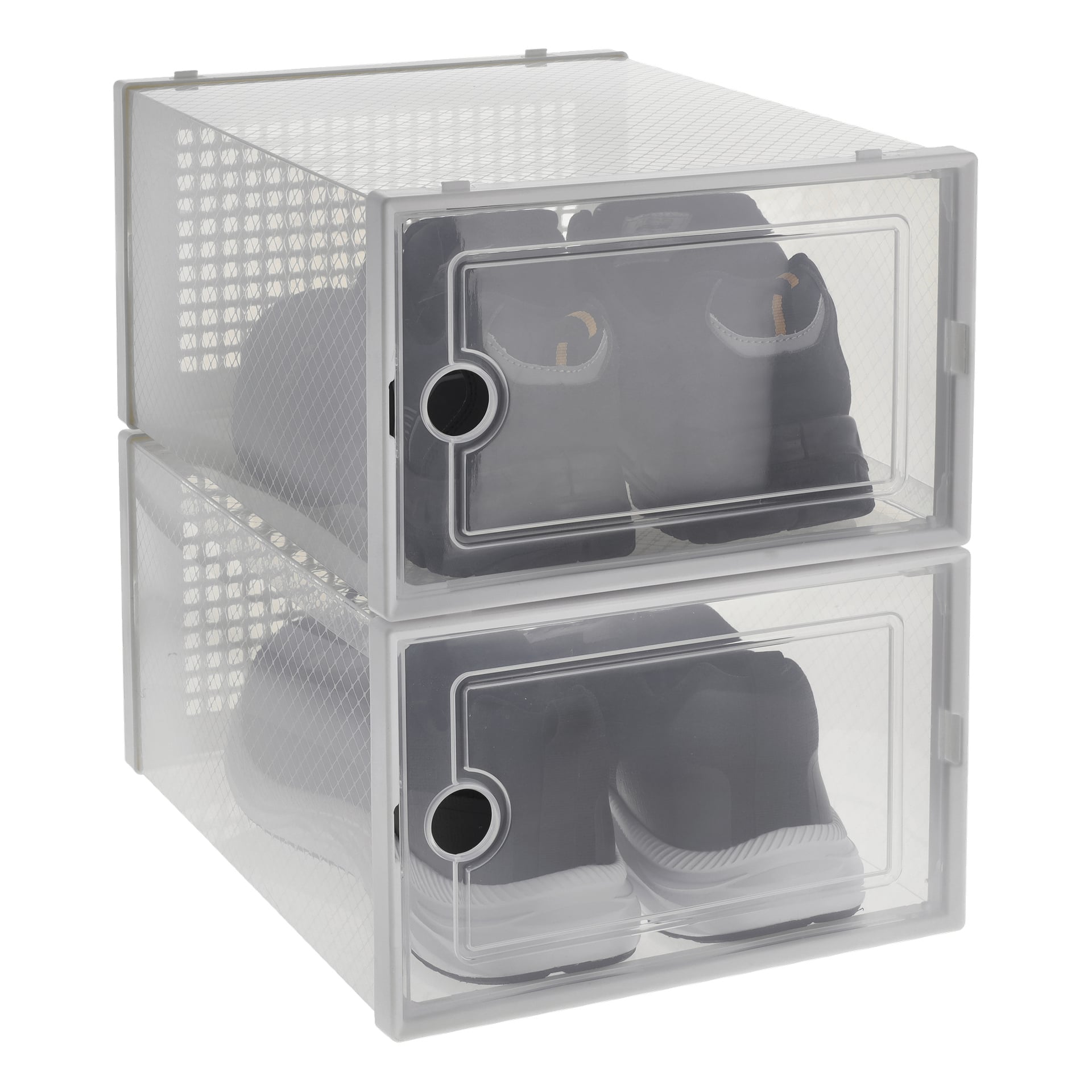Zwei durchsichtige Hard Head Storage-Boxen aus Kunststoff für Schuhe, jeweils mit einem runden Fingerloch für einfachen Zugang, zeigen hinter ihren durchsichtigen Vorderseiten ein Paar schwarz-weiße Sneaker.