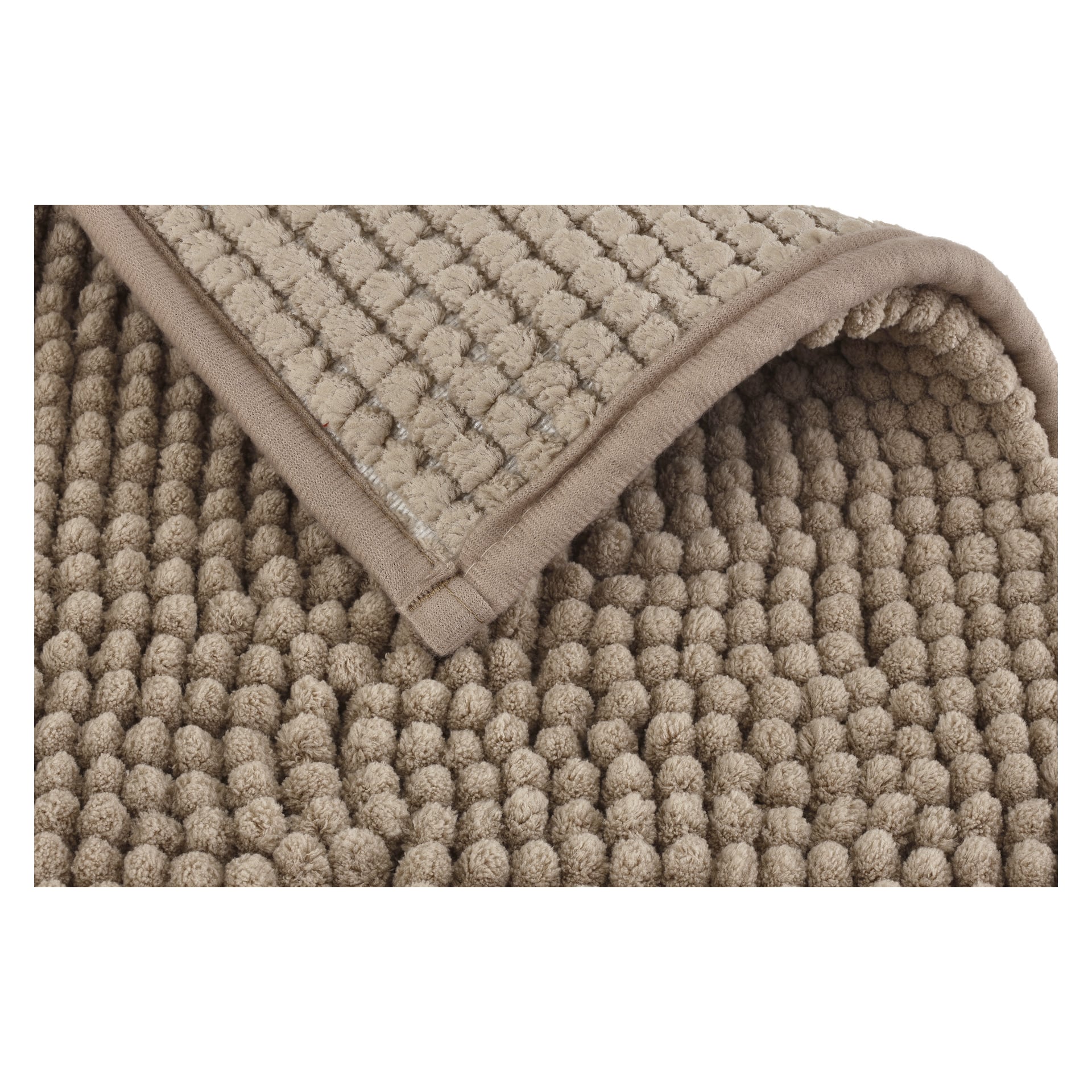 En beige EKVIP badrumsmatta visas på nära håll, där dess texturerade yta framhävers med upphöjda, rundade chenille-öglor på ena sidan och en platt, ribbad baksida på den andra. Ett hörn är vikt för att visa båda texturerna.