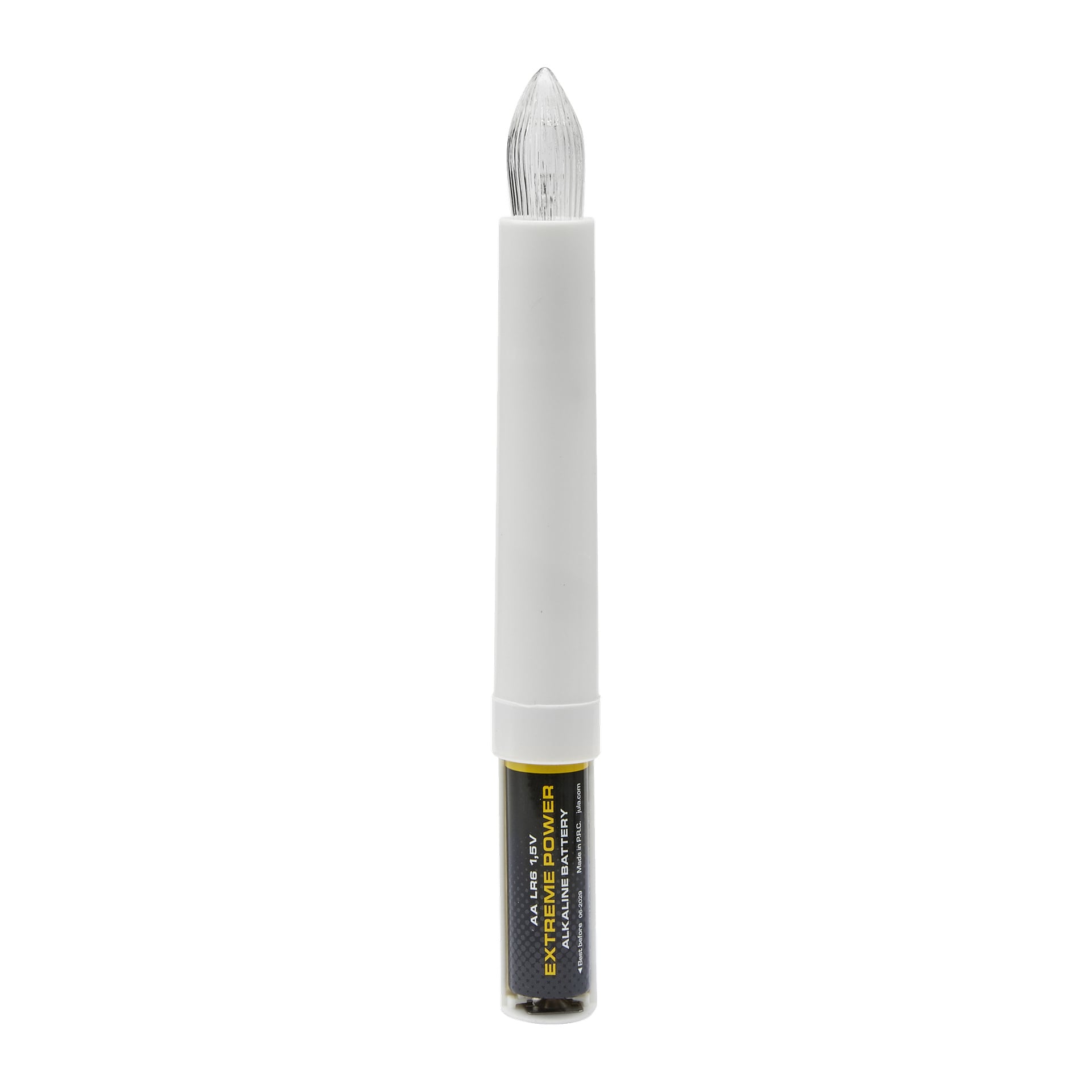 Ett vitt plastljus från Lucia från EKVIP står upprätt och har en klar, texturerad spets. Längst ner kan man se ett delvis insatt AA Extreme Power-batteri.