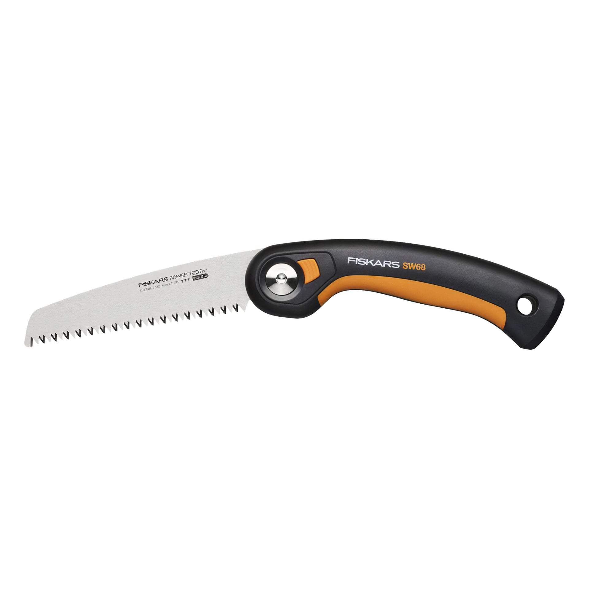 En Fiskars Folding Saw Plus M SW68 visas öppen, med sitt böjda sågade blad och svart-orange ergonomiska handtag fullt synligt.