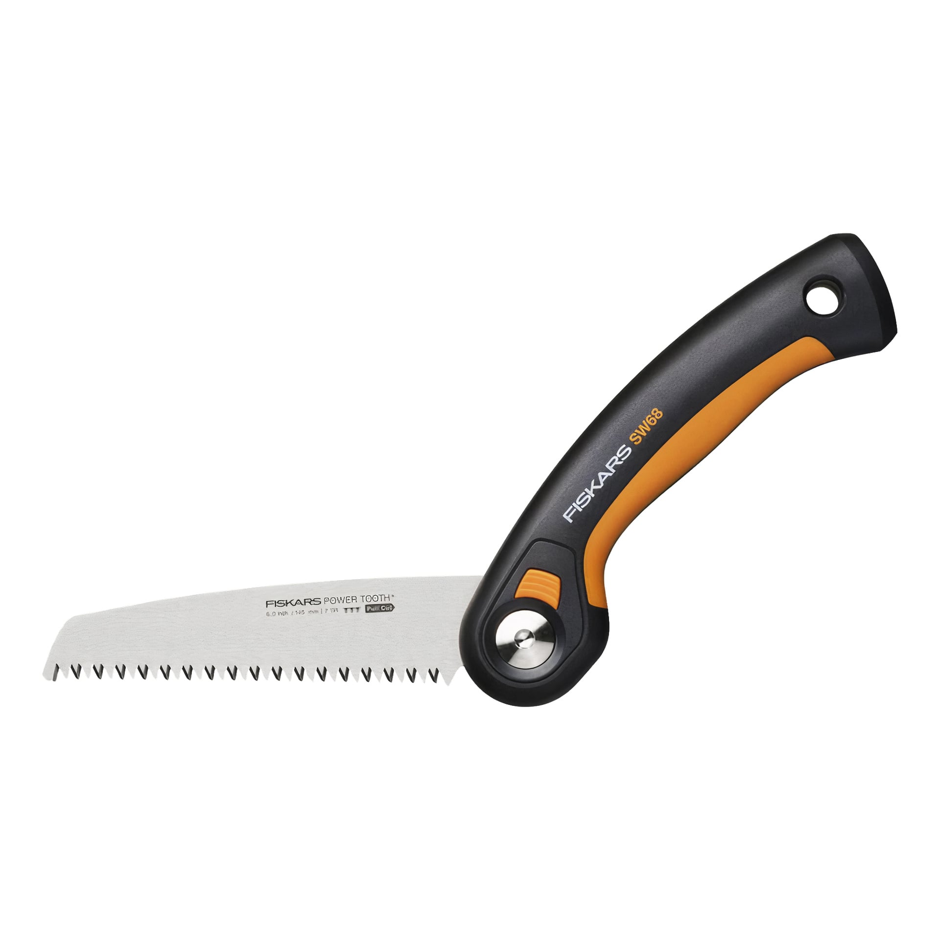 En Fiskars Folding Saw Plus M SW68 med ett böjt handtag i orange och svart, tillsammans med ett silverfärgat sågblad för att såga trä eller grenar. Bladet lyder "Fiskars Power Tooth" och fälls säkert in i handtaget för säker förvaring.