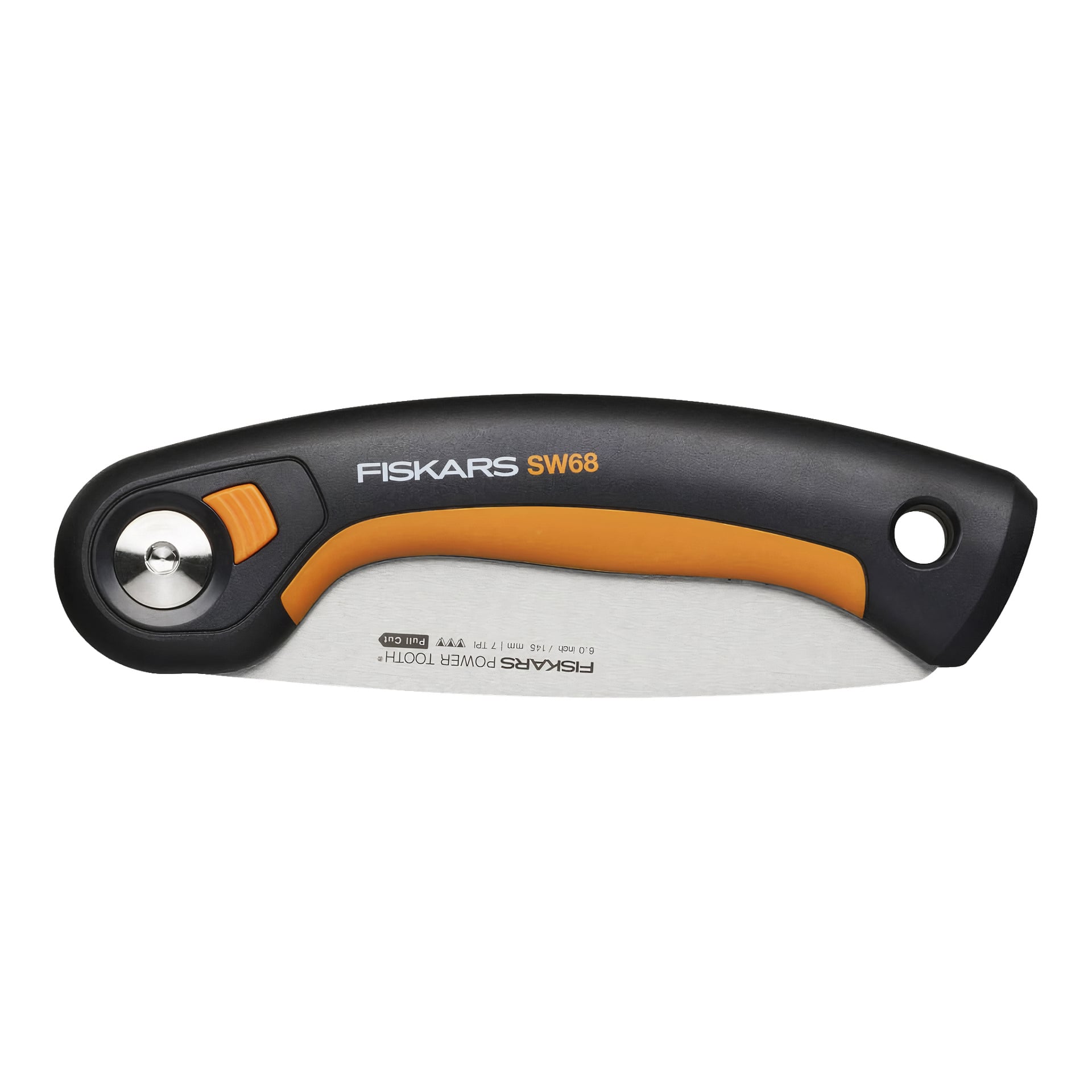 En stängd Fiskars Folding Saw Plus M SW68 har ett svart och orange handtag. Dess delvis synliga silverblad bär lite text, och sågen är byggd för enkel portabilitet och platsbesparande förvaring.