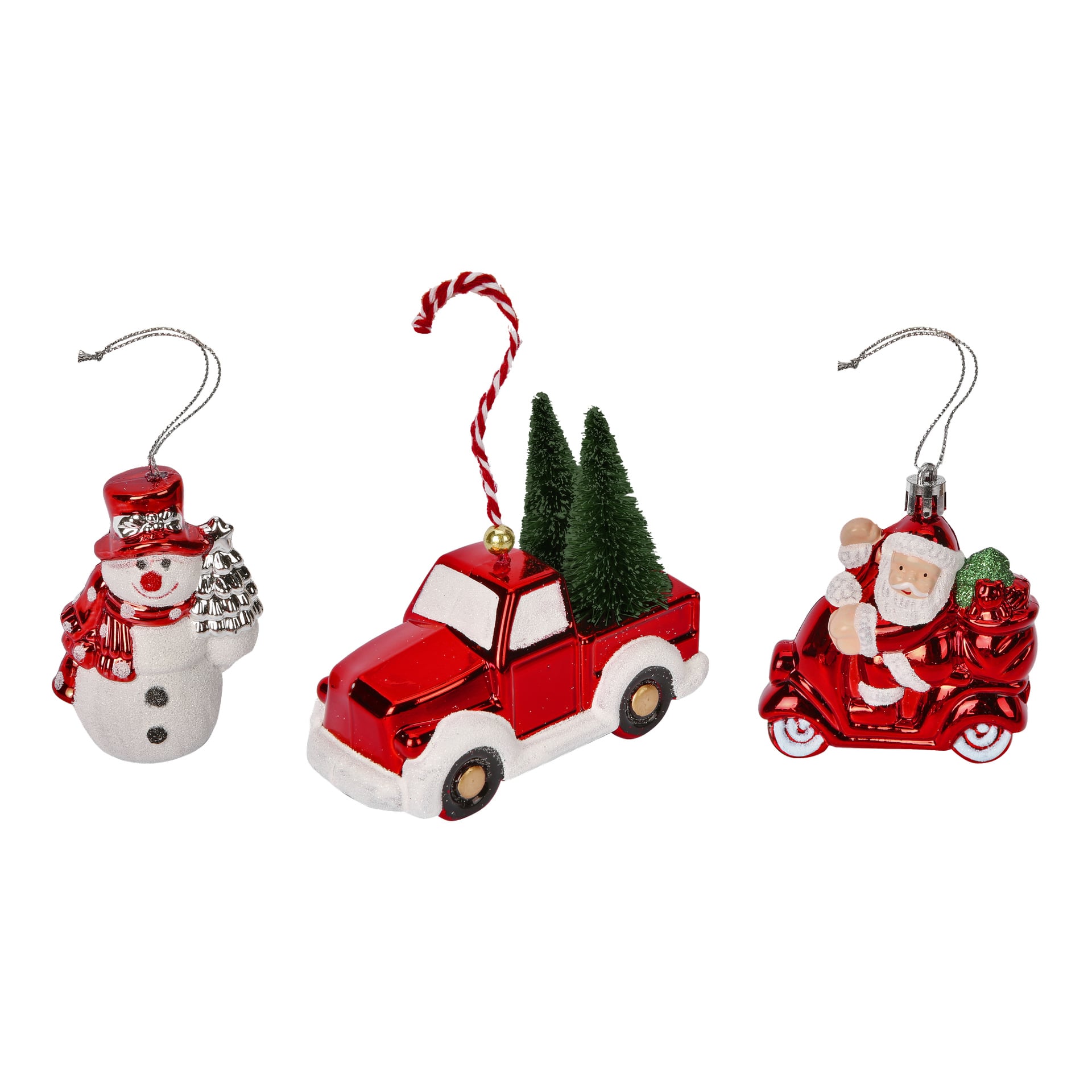 EKVIP-setet med tre julgransprydnader innehåller en snögubbe som håller en presentpåse, en röd lastbil med två julgranar i bakluckan och jultomten på en röd scooter som bär en grön säck. Varje dekoration har en fäst ögla för upphängning.