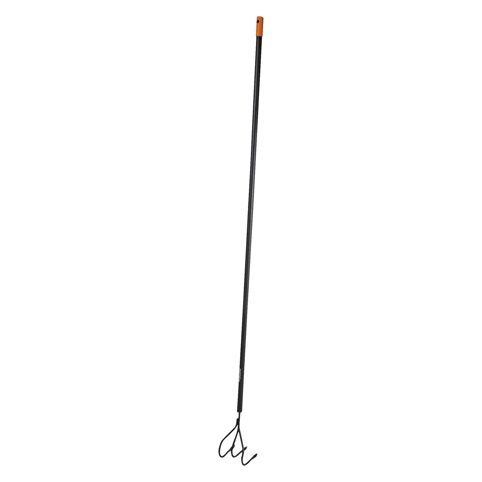 En Fiskars Cultivator Solid med ett långt svart handtag, orange ändlock och stadigt metallhuvud med tre klov, designad för effektiv lossning och ogräsrensning av trädgårdsjord.