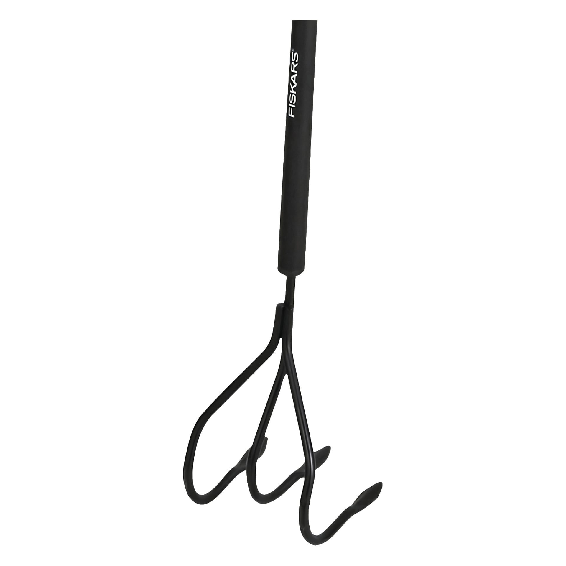 En Fiskars Cultivator Solid visas upp, med ett långt handtag märkt med varumärket och utrustat med tre böjda svartmetalltennar.