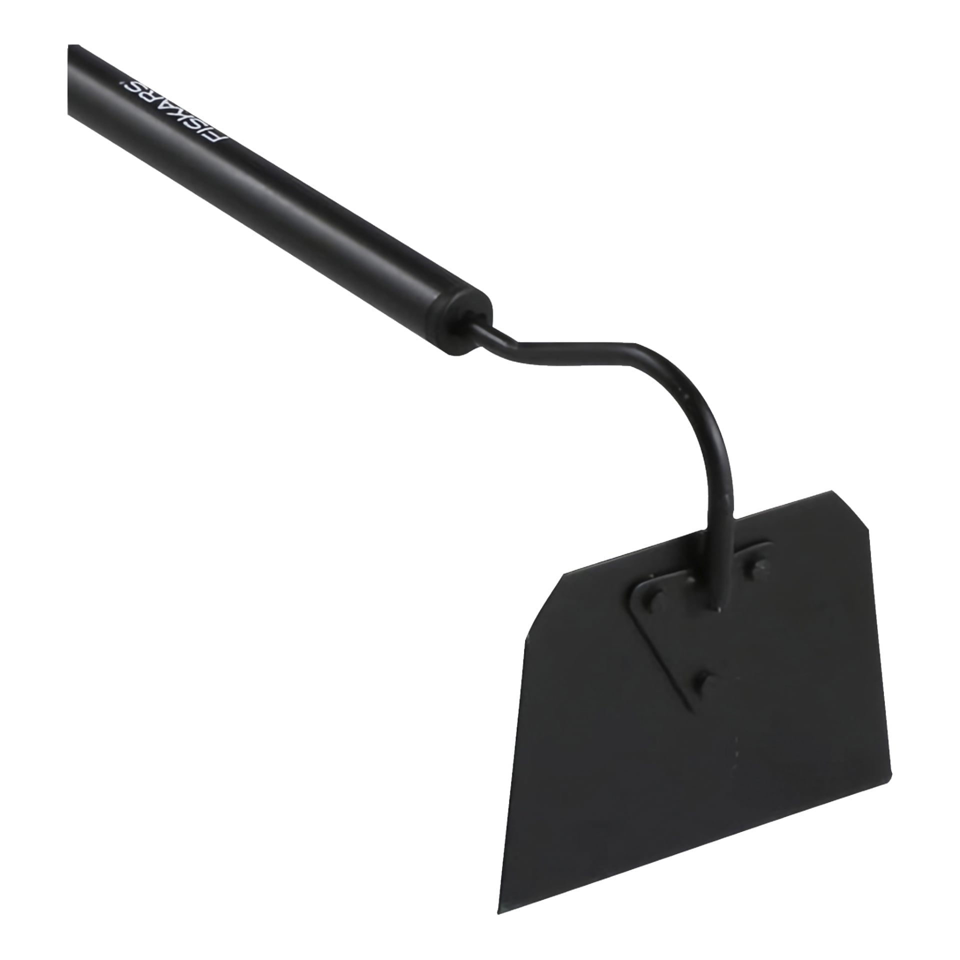 En Fiskars Hoe Solid med ett svart rektangulärt metallblad som har lätt vinklade hörn och ett långt rakt handtag.