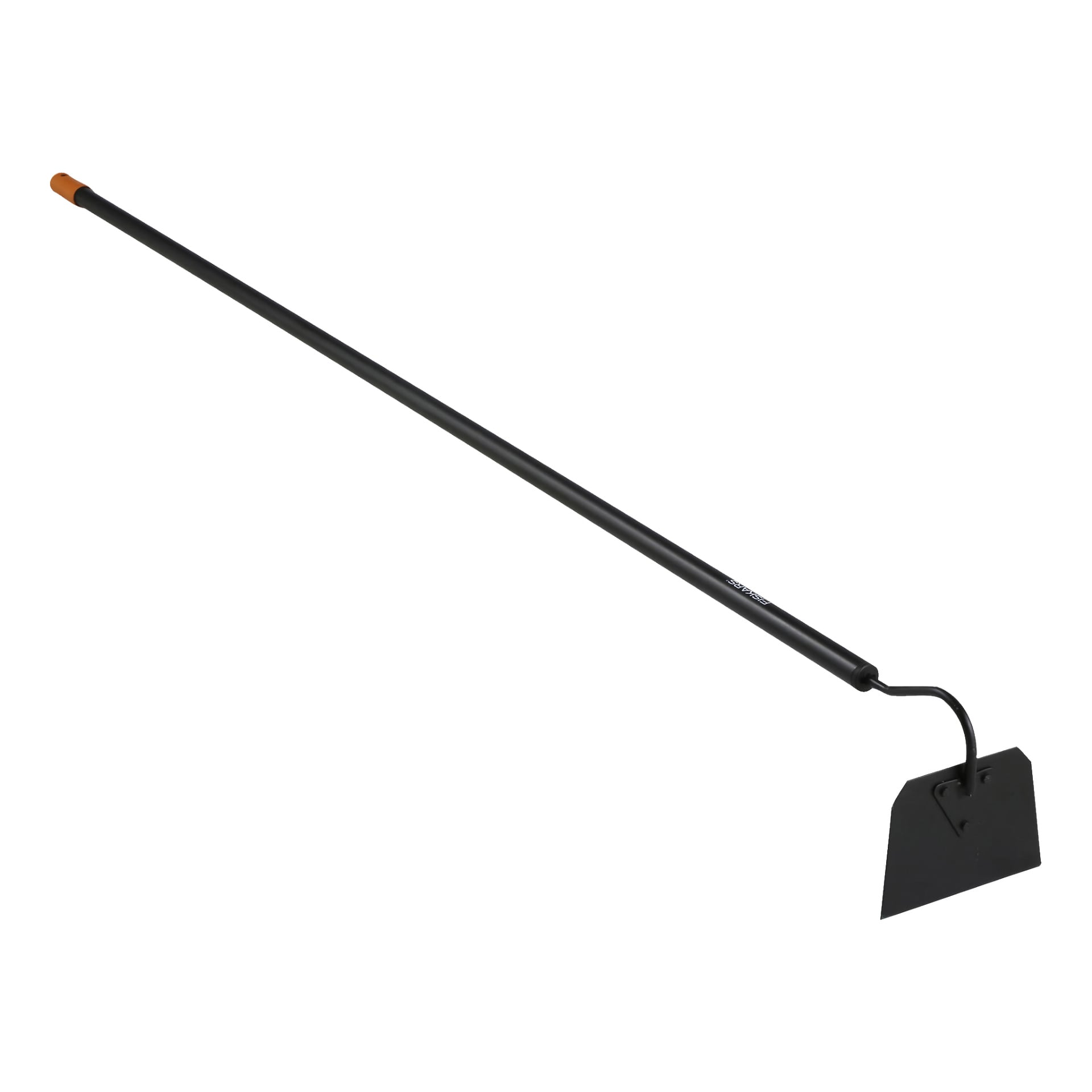 En Fiskars Hoe Solid med ett långt svart metallhandtag, en vinklad hals och ett platt blad avsett för ogräsrensning och odling av jord. Änden av handtaget är accentuerad med en orange lock.