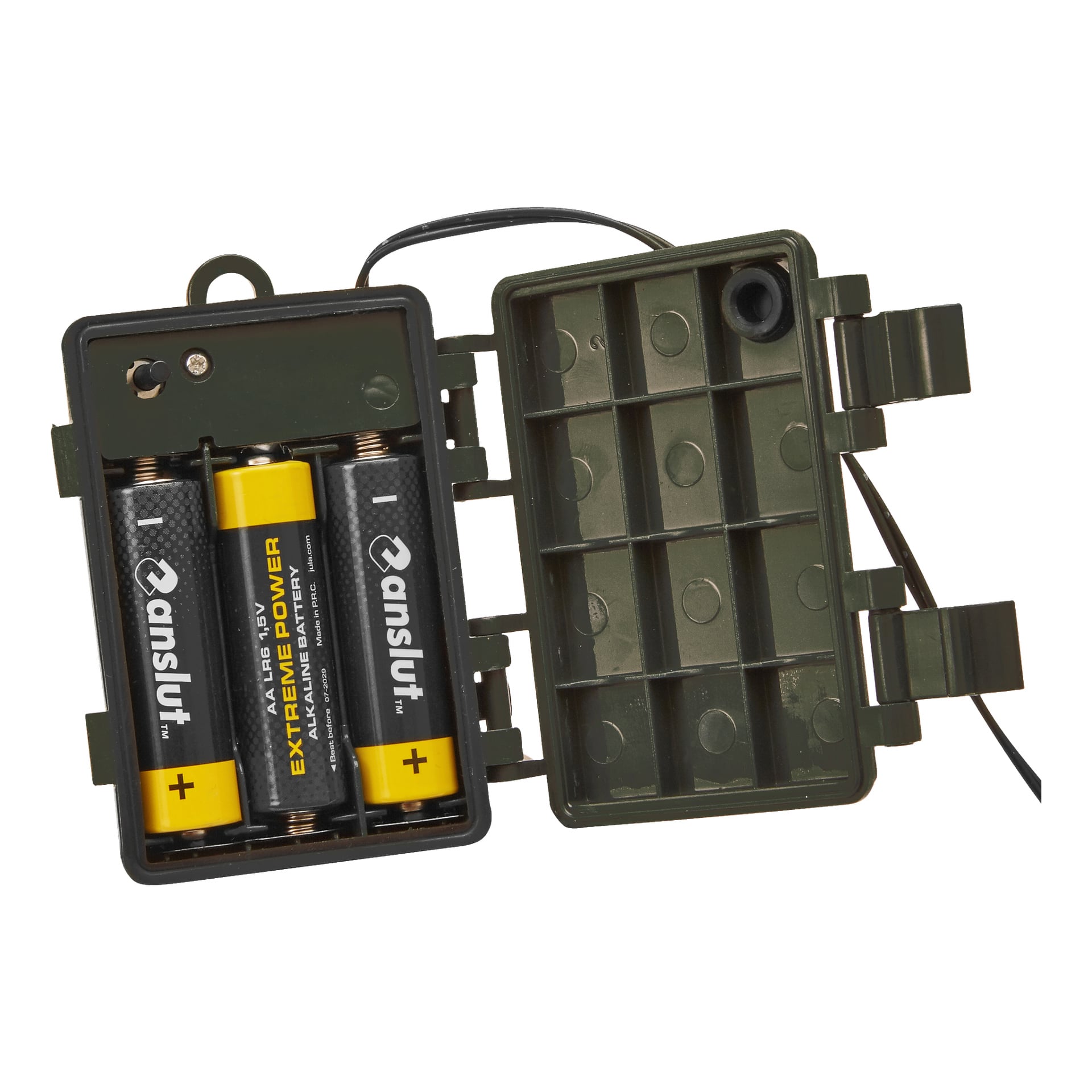 Ett öppet grönt plastbatteriskal från EKVIP LED-dekorationslampor med 5-pack visar två AA Ansul Extreme Power-batterier inuti. Locket är losstaget och kopplat med en svart tråd, och insidan av chassit har ett synligt rutmönster.