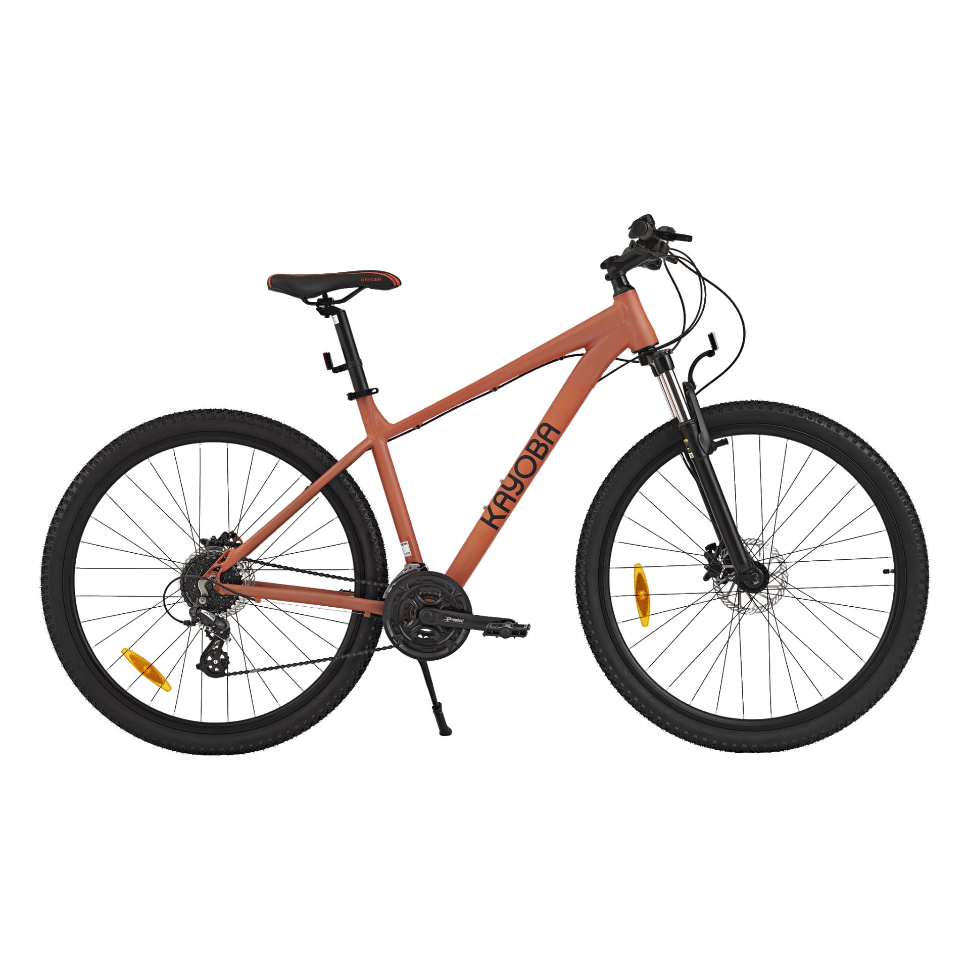 En orange Kayoba Freedom 3 mountainbike med framfjädring, skivbromsar, platta styren och svarta hjul visas i sidovy. Båda däcken syns och stödet är nere.