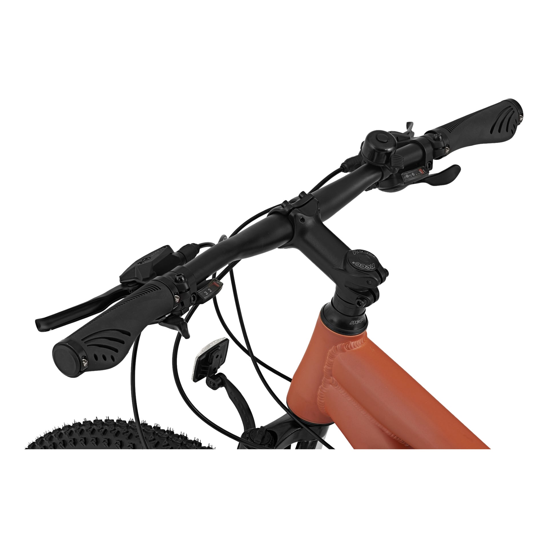 Närbild av Kayoba Mountain bike Freedom 3, med fokus på dess orange styren och framramen. Detaljer som bromshandtag, växelspakar, kablar och en del av framdäcket syns tydligt i starkt ljus.