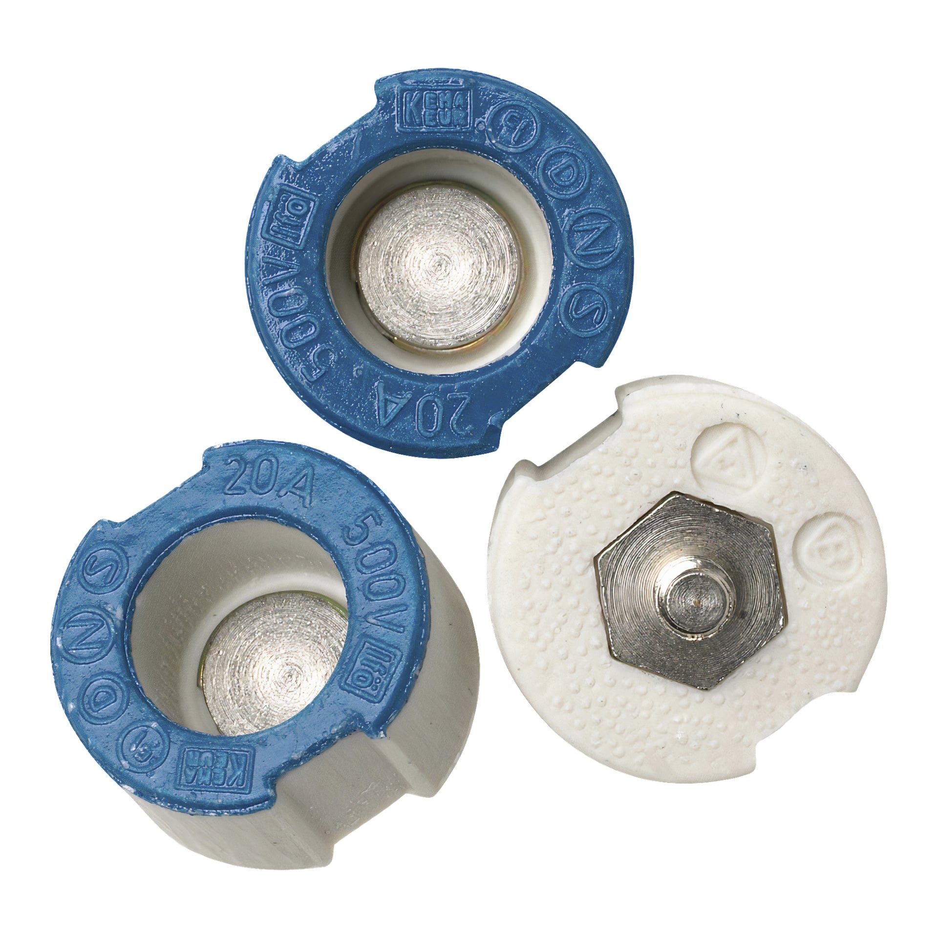 Ett set med tre cylindriska Ifö-säkringar visas som ett paket om tre. Två säkringar har blå toppar märkta 20A 500V, medan den tredje har ett vitt lock med en hexagonal metallmitte. Alla tre visar metalliska kontakter på toppen.