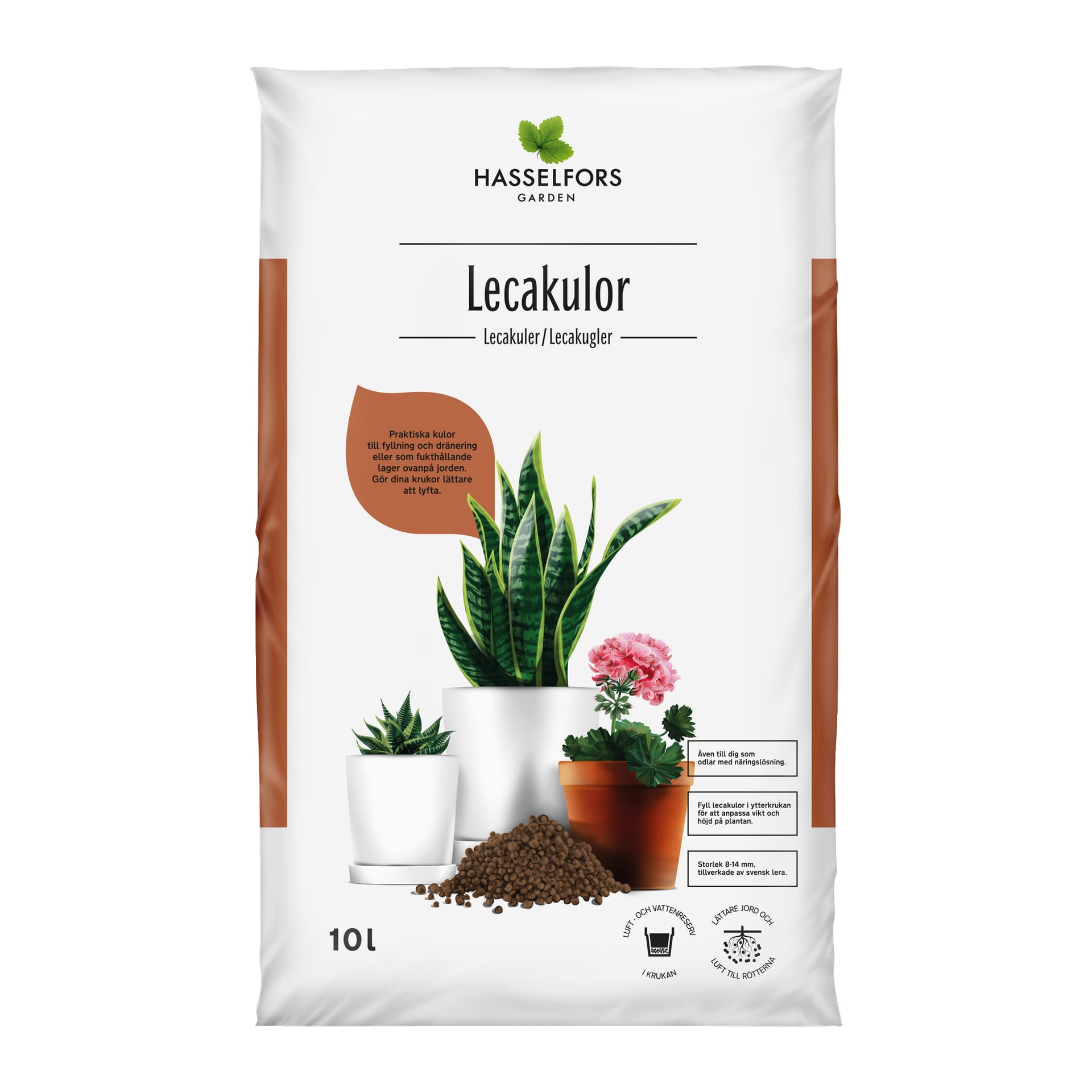En 10-liters påse med Hasselfors LECA-bollar från trädgården, med krukväxter i vita krukor, en hög lerpellets och produktinformation tillsammans med orange detaljer.