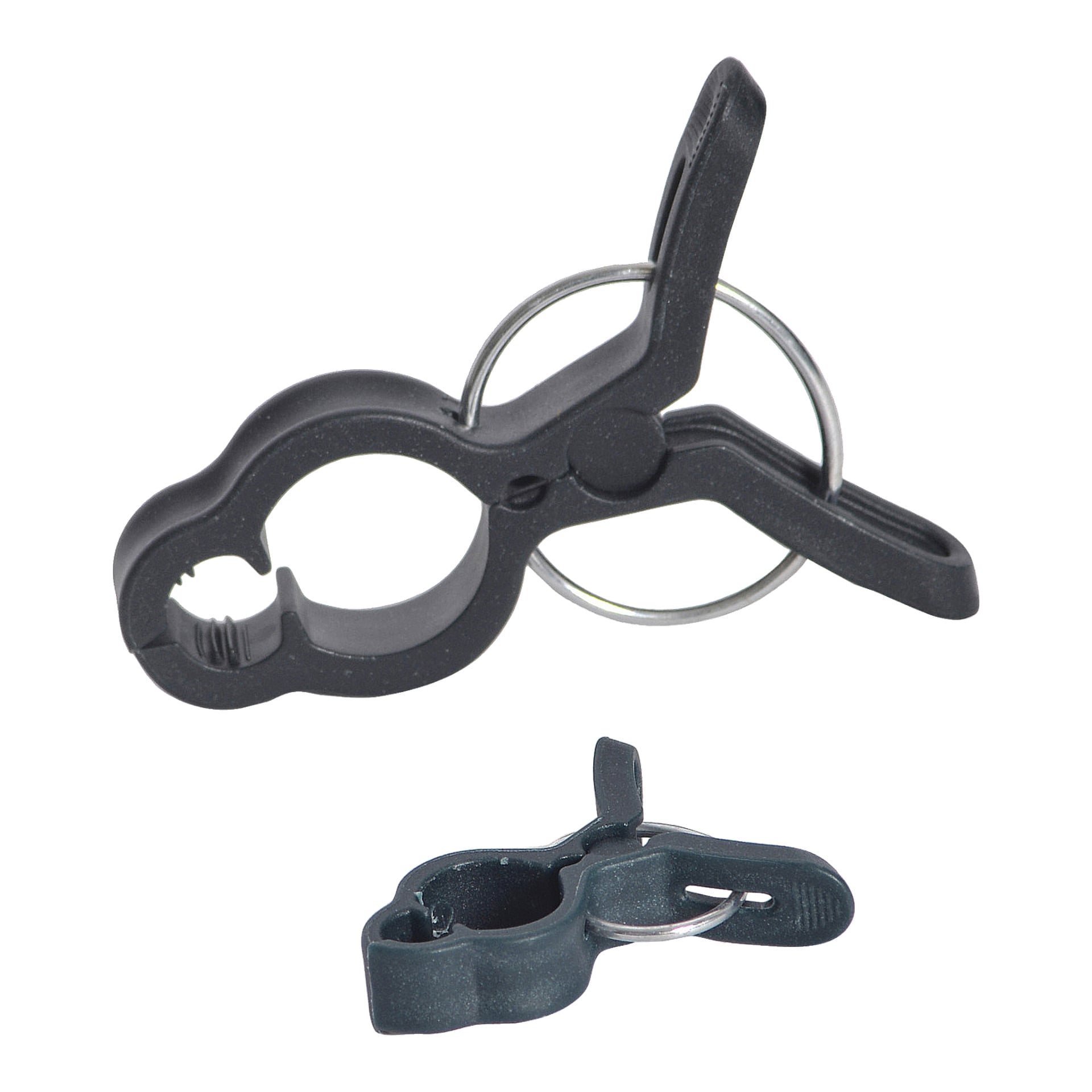 To vinkler av Plant clips 20-pakken fra Nelson Garden: en svart plastklemme med metallfjær, teksturerte håndtak og en rund åpning. Ett bilde viser klipsen åpen fra siden; den andre viser den lukket ovenfra.