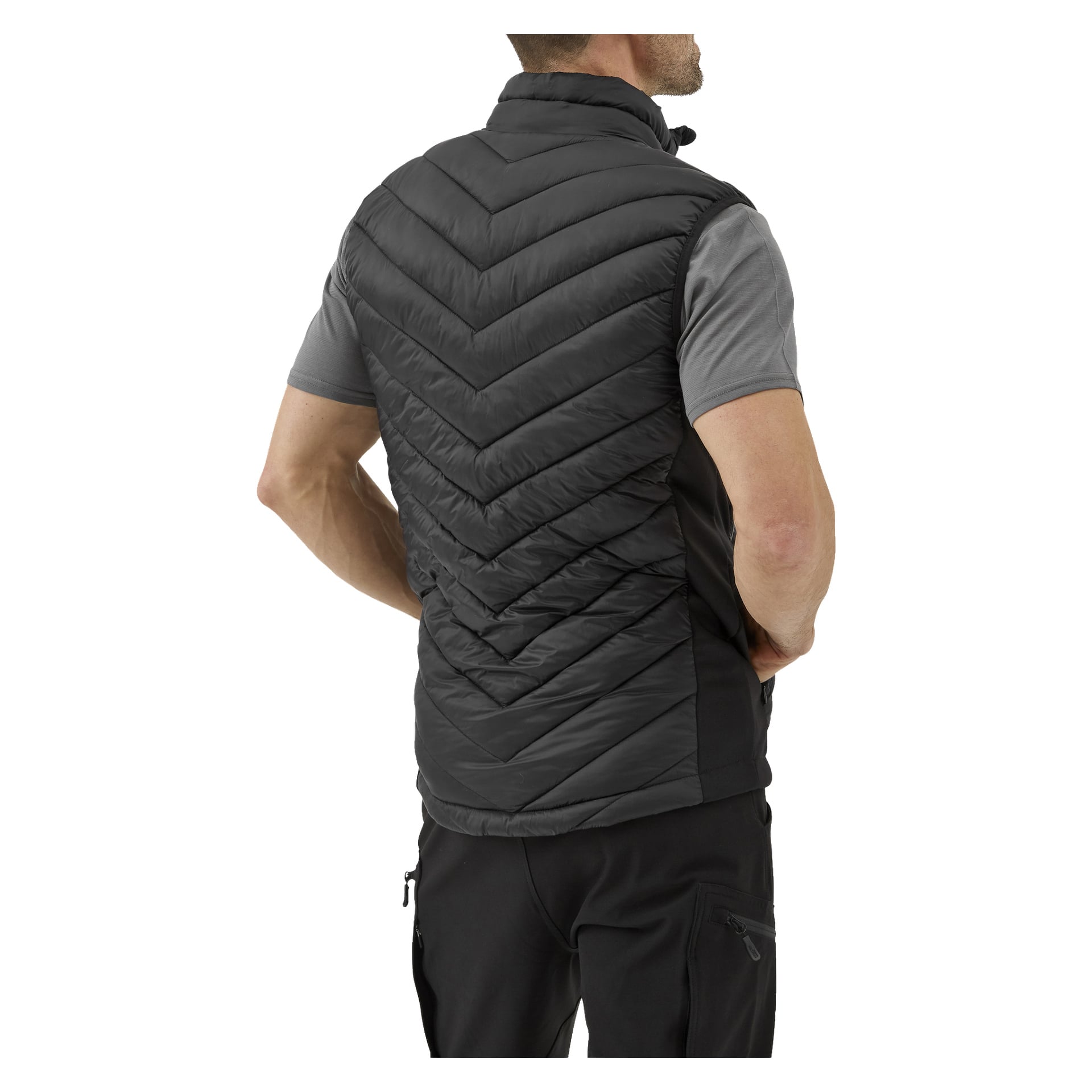 En man visas bakifrån iklädd Kayoba Outdoor Men's gilet Västervik, en svart chevron-quiltad väst, över en kortärmad grå skjorta och svarta byxor, med huvudet lite vänt åt sidan.