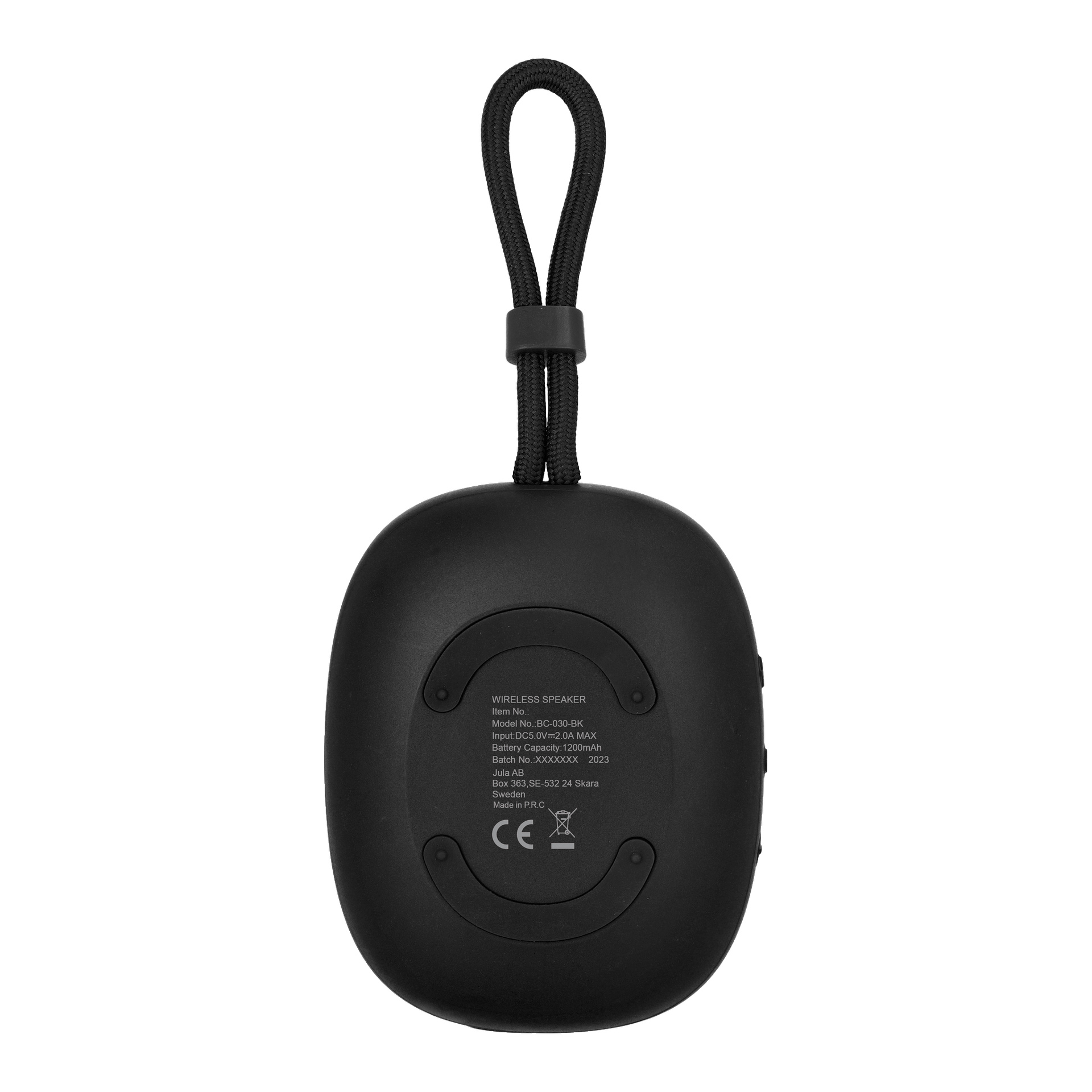 En svart, oval Bright Bluetooth-högtalare med en sladd upptill. Baksidan visar produktspecifikationer och certifieringssymboler i vitt, tillsammans med fyra små skruvar nära mitten.