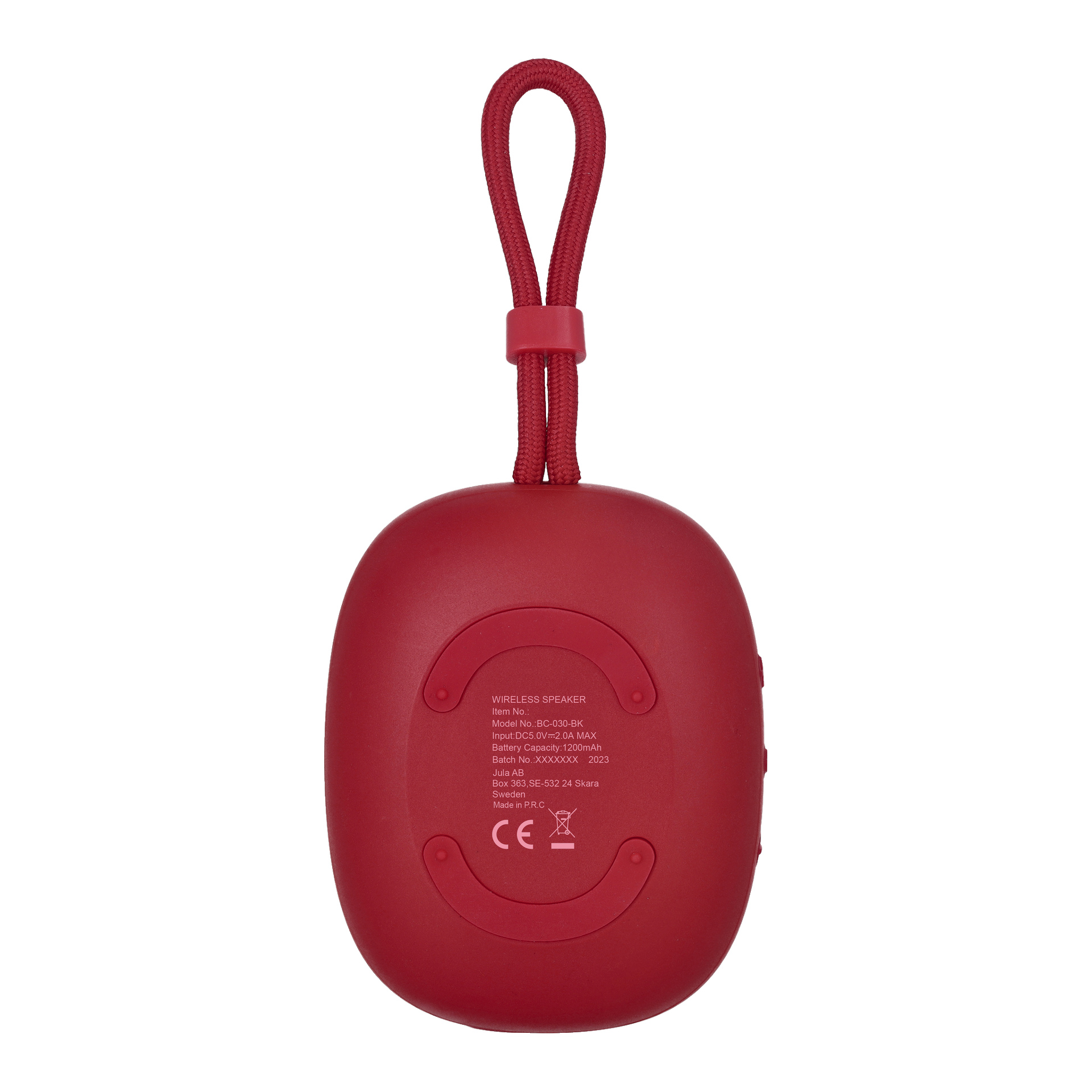 En röd oval Bluetooth-högtalare från Bright med en loopad bärrem. Ytan är slät med två böjda inbuktningar, och baksidan har vit text som inkluderar batteriinformation, modellnummer, CE-märkning och återvinningssymbol.
