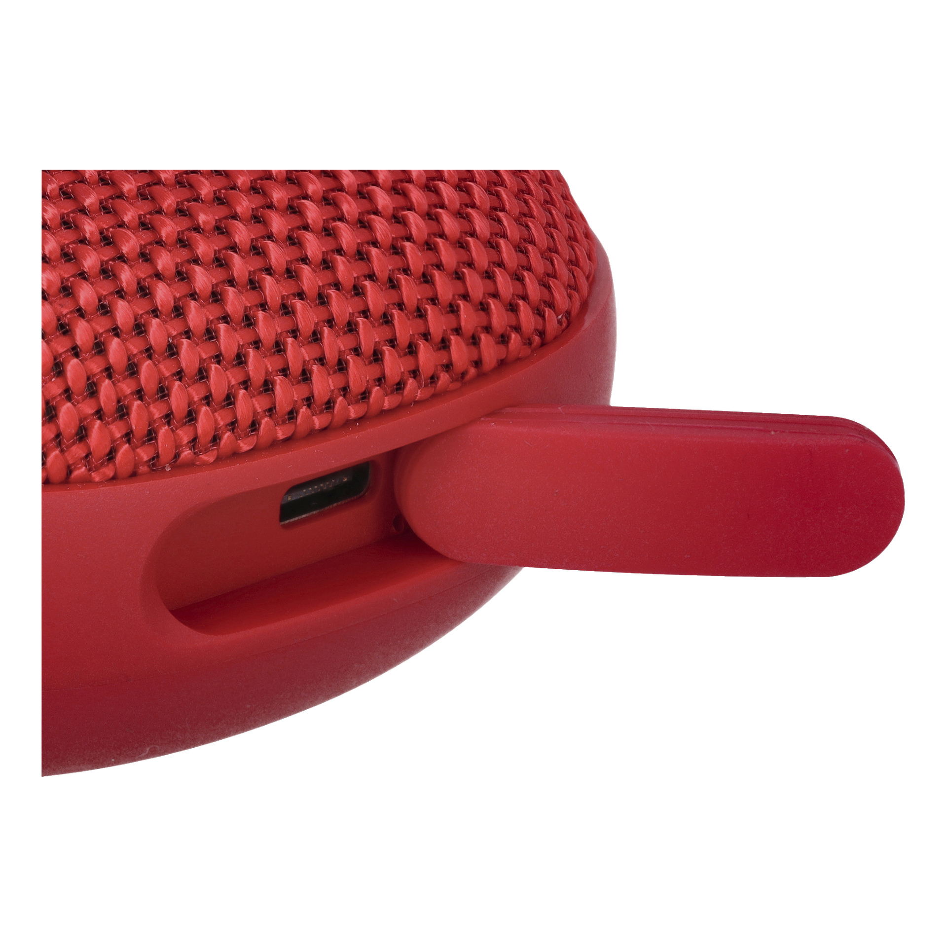 En röd Bright Bluetooth-högtalare med texturerad tygfasad, Bright-märkning, en stängd gummiflik och en synlig USB-C-laddningsport.