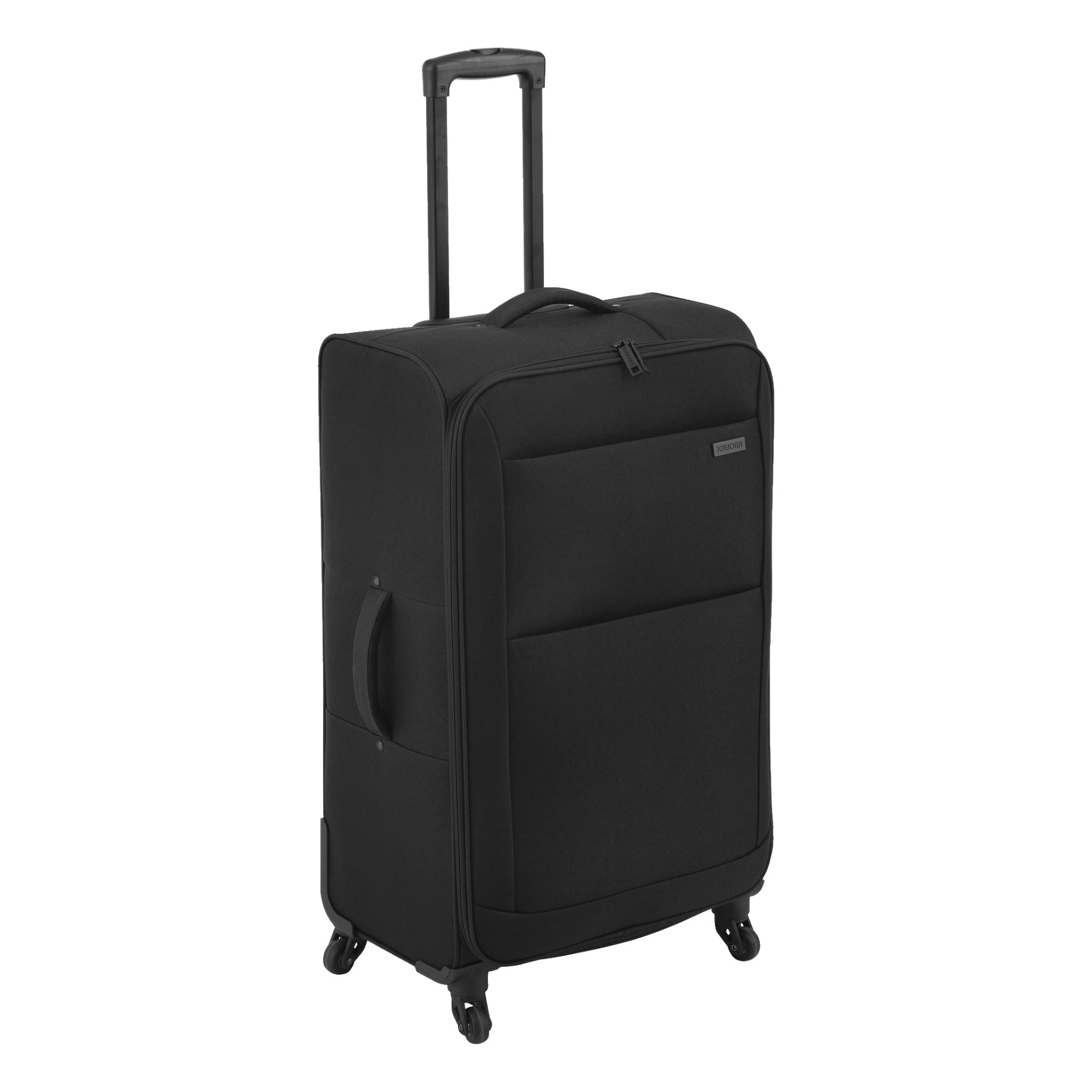 En svart mjuk Kayoba Travel-väska står upprätt med fyra hjul, två handtag och ett fullt utdraget teleskophandtag. Resväskan har en framficka med dragkedja och en enkel, minimalistisk look.