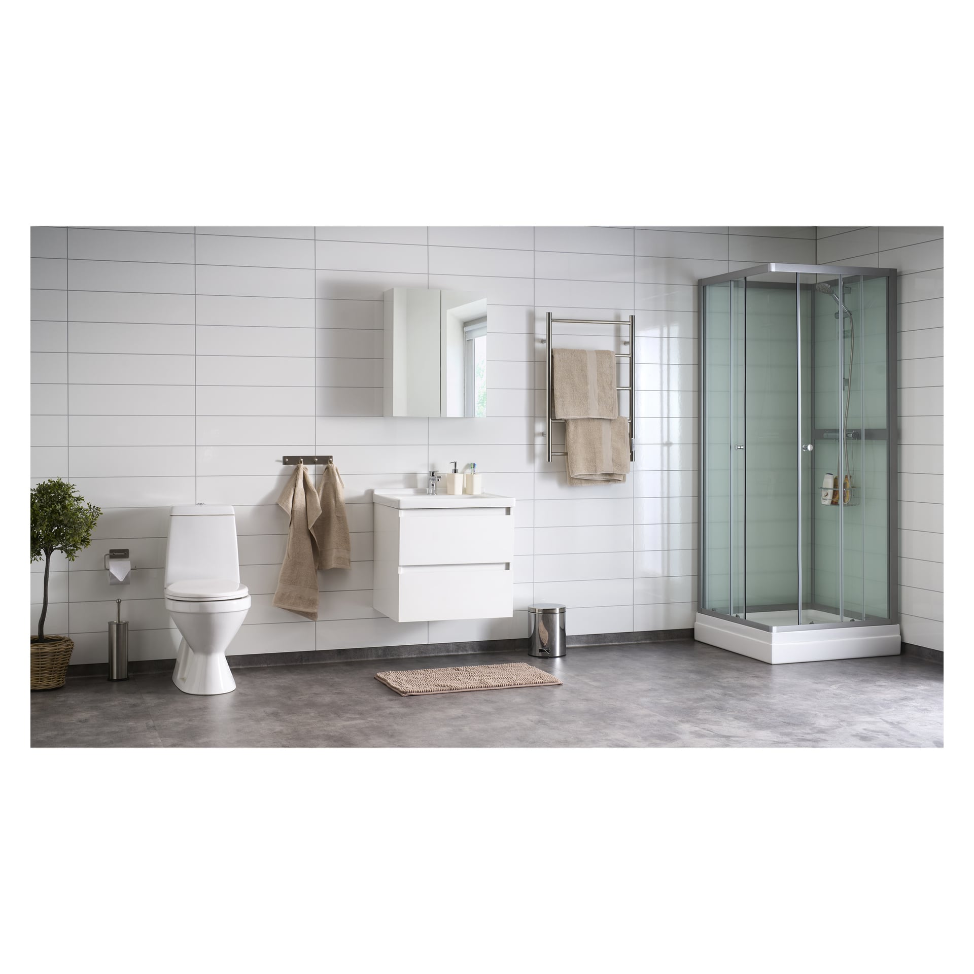 Modern badrum med vita kakel, toalett, väggmonterad handfat, EKVIP spegelskåp, handduksställ med beige handdukar, glasduschkabinett, en liten växt på display, toalettpappershållare, tvåldispensrar och en metallsoptunna.