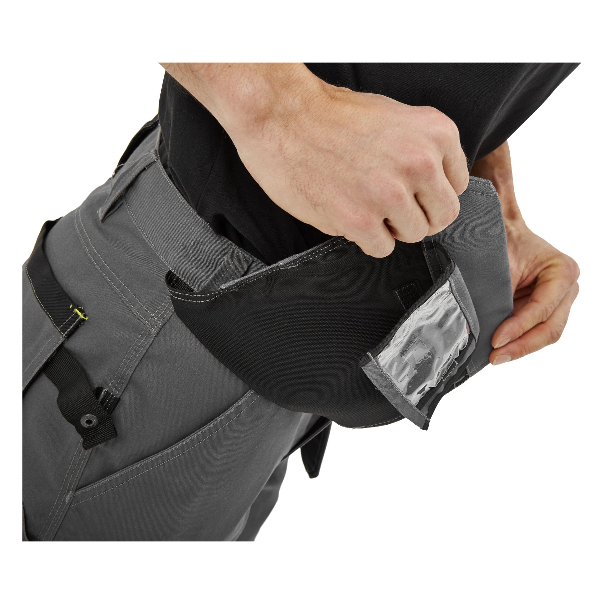 En person klädd i Bluewear Men's work shorts Rex öppnar en svart ficka med ett transparent ID-fönster, där bilden fokuserar på deras överkropp och händer.