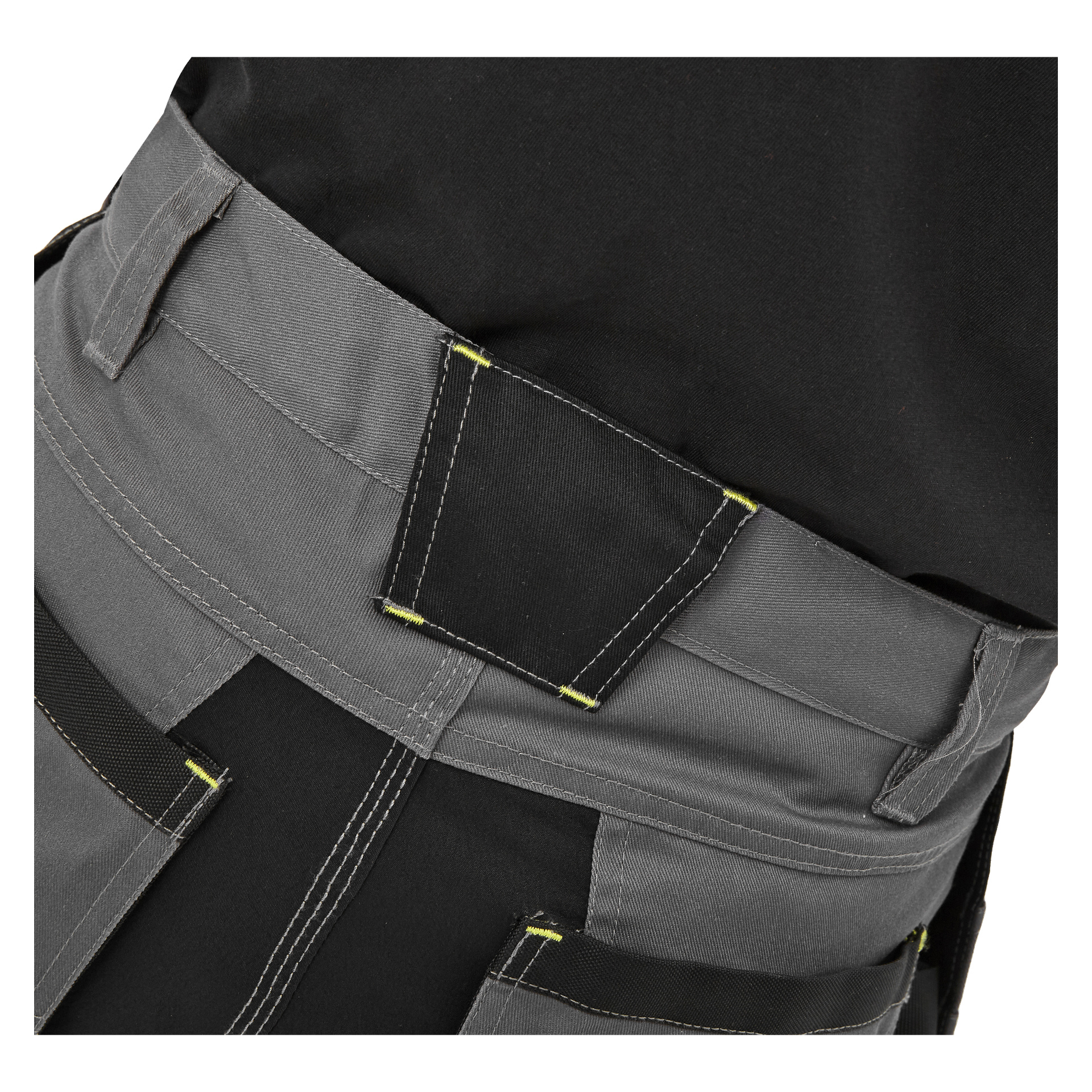 En detaljerad närbild av midjebandet och den övre delen av Bluewear Men's Rex arbetsshorts i grått, framhävda av svart och gul söm, tillsammans med en prydligt instoppad svart skjorta.