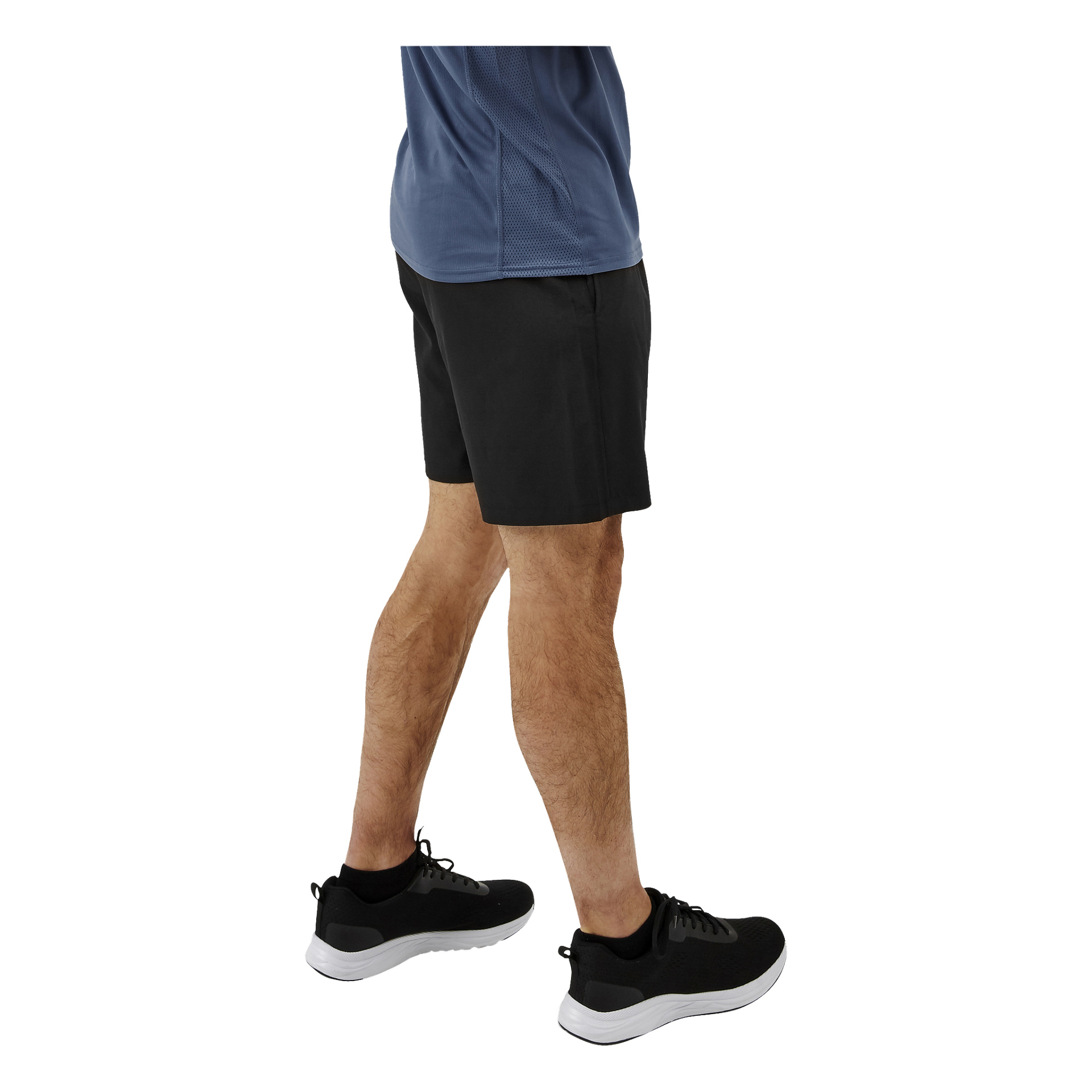 Bakifrån står en person med ena benet lätt böjt, klädd i en blå skjorta, Kayoba herrträningsshorts och svarta sportskor med vita sulor.