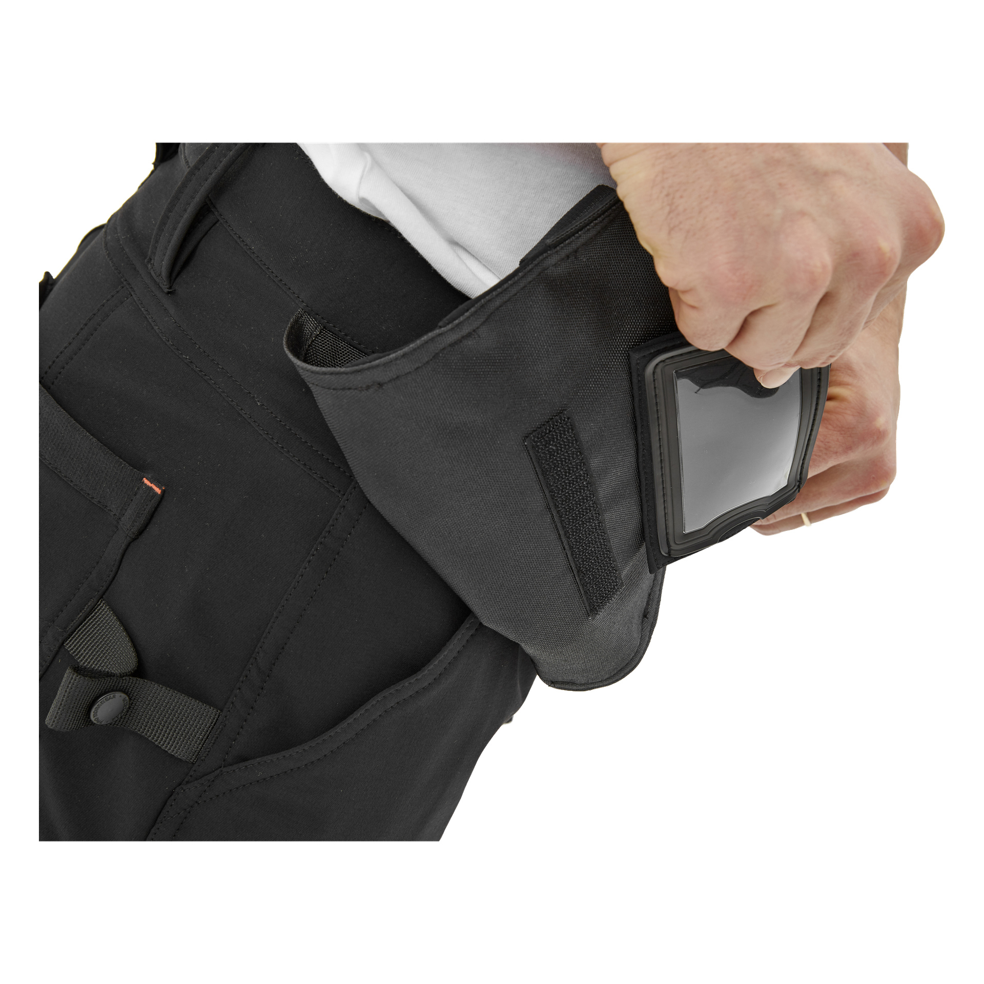 En person klädd i Bluewear Pro Workwear Men's Workwear's work shorts Steve öppnar en svart midjeficka. Fickan har en transparent plastsektion och säkras med en hak-och-ögla-stängning, där individens hand lyfter fliken.