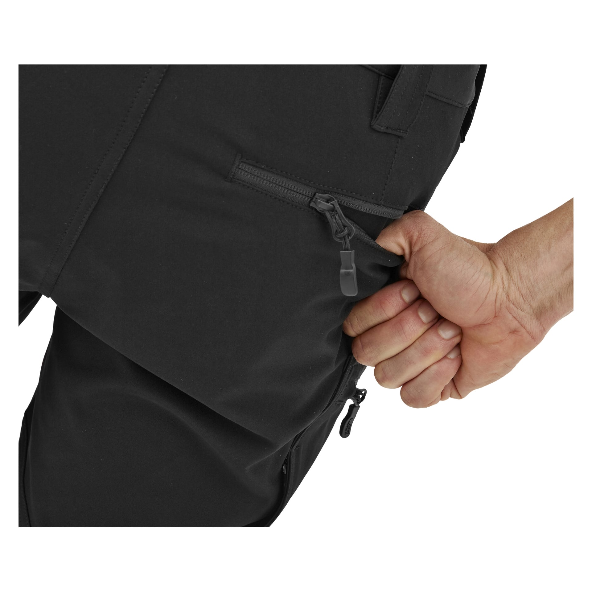 En hand greppar tyget genom den dragkedjasförsedda lårfickan på svarta Kayoba Outdoor Men's casual byxor Östanå, vilket visar hantverket i dragkedjan och fickan. Endast en del av personens kropp och arm kan ses.