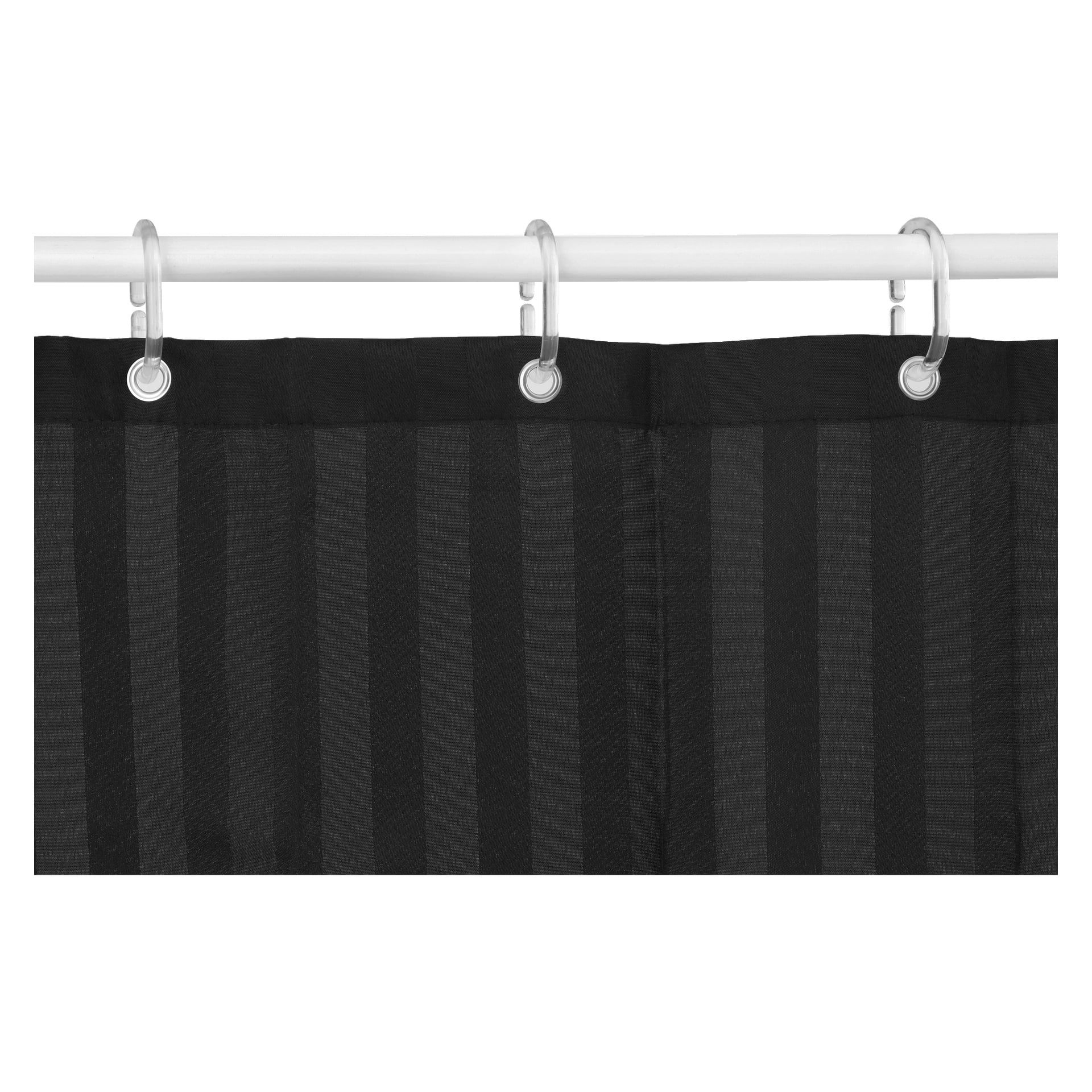 En närbild av EKVIP Shower-draperiet med svarta vertikala ränder, upphängda i en vit stav med vita plastkrokar.
