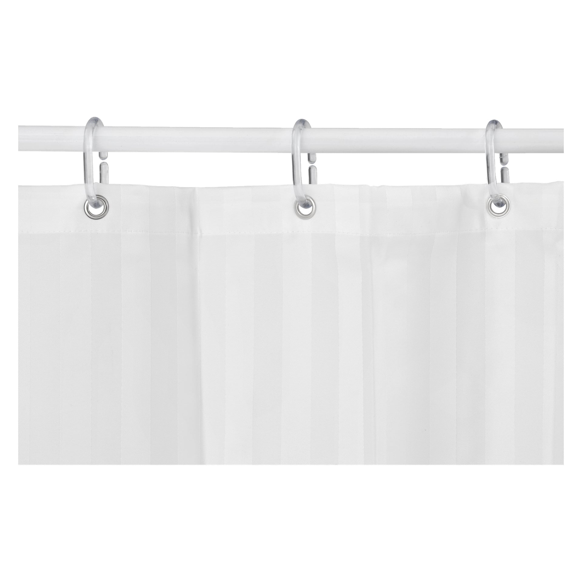 Ett vitt EKVIP duschdraperi med fina vertikala ränder draperas från en stång med runda silverkrokar. Bilden visar den övre delen av gardinen och ett segment av staven.