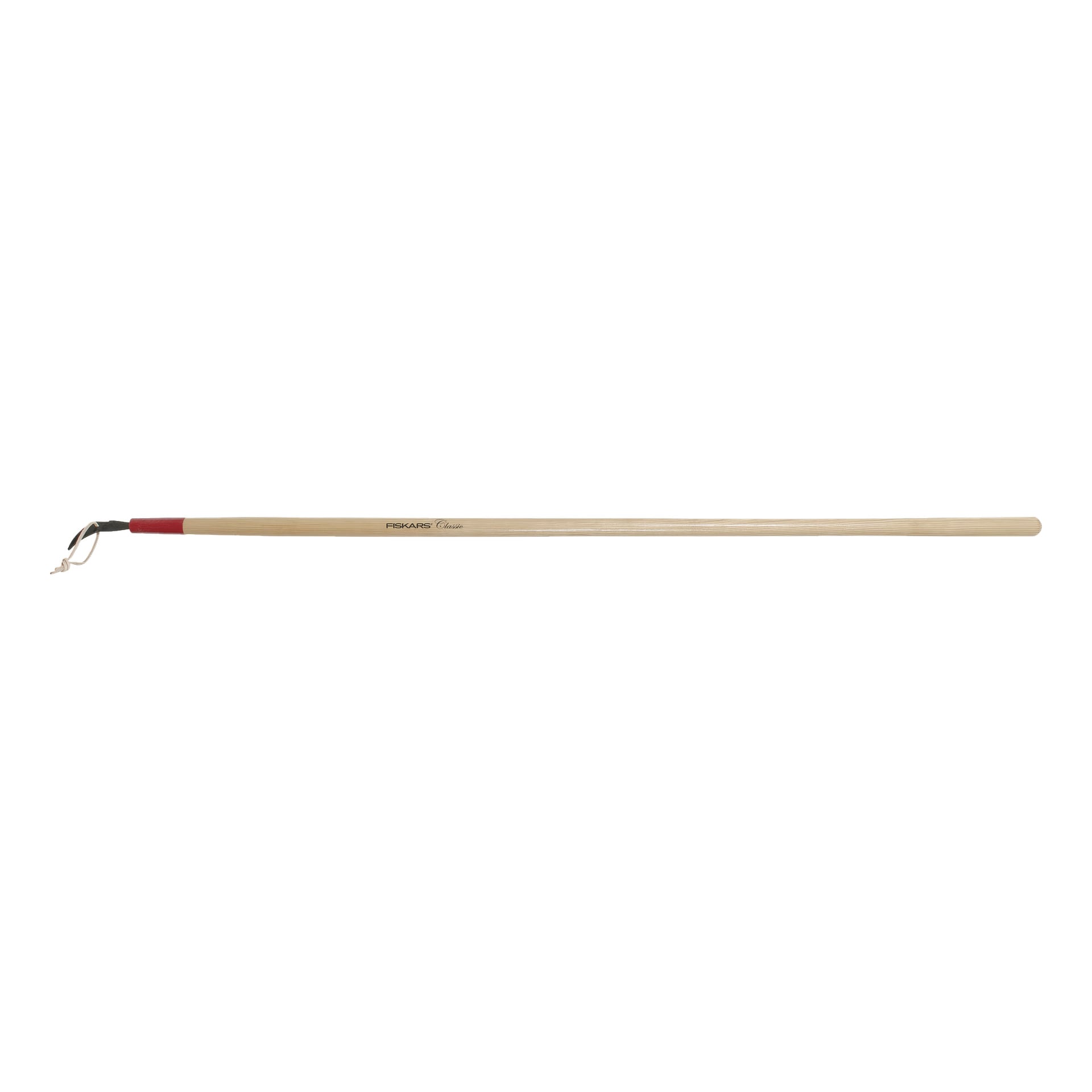 En Fiskars patio-skrapa med utdraget handtag, trägrepp, röd accent nära metallhuvudet och en läderögla i spetsen. Det vinklade metallhuvudet är gjort för jordodling.