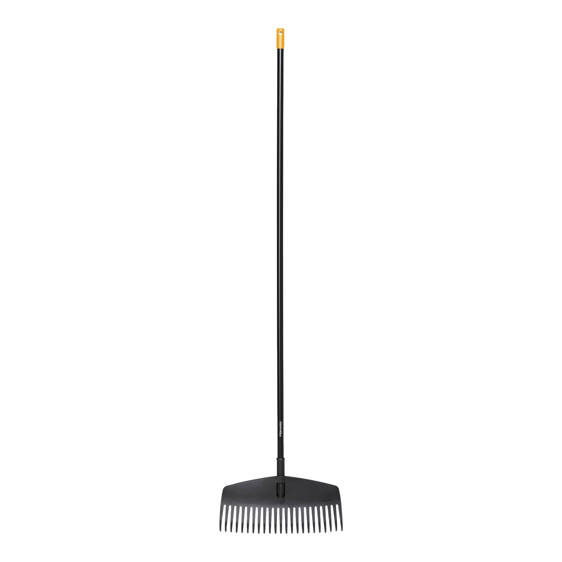 Fiskars Rake Solid M är en svart rake med ett långt rakt handtag, gul spets och ett brett plasthuvud med jämnt fördelade tappar.