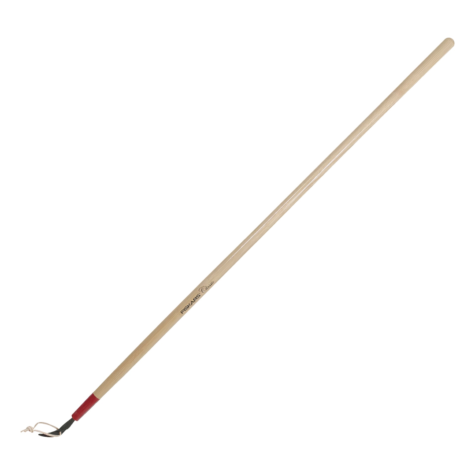 En Fiskars patio-skrapa med ett förlängt handtag, med en träskaft och ett kompakt triangulärt metallblad i spetsen, avsedd för ogräsrensning och jordodling.