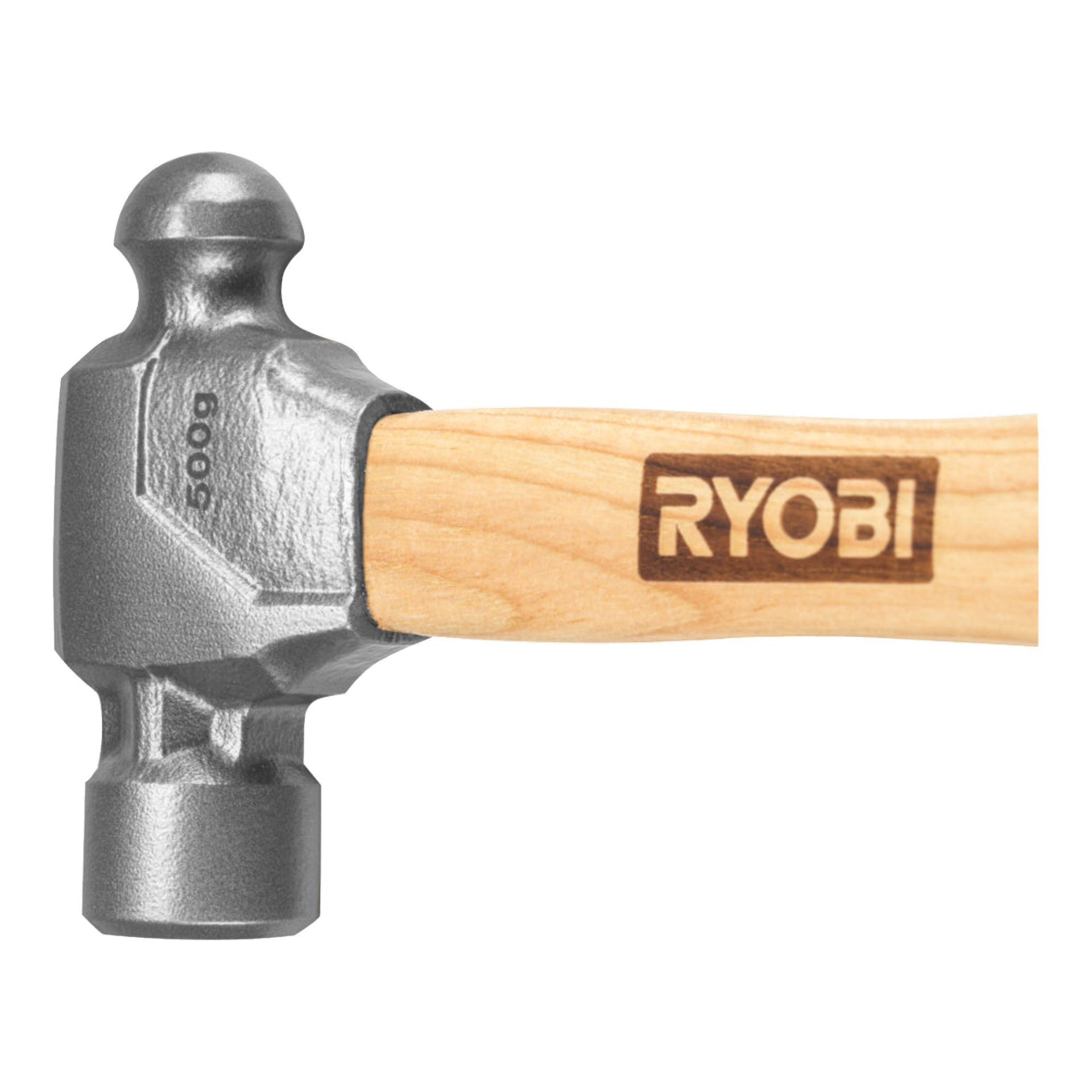 Närbild på en Ryobi Ball-hammare RHHWBP500, som visar dess trähandtag och metallhuvud med ett platt slagande ansikte och en rundad tut mittemot.