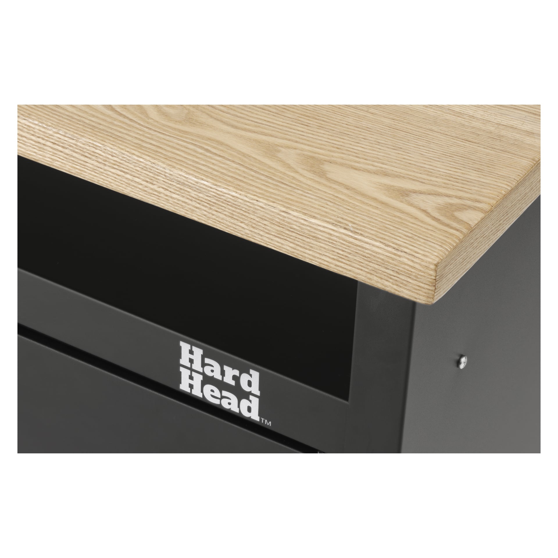 Detaljerad vy av Hard Head Workbench med inbyggt förvaringsutrymme, som visar ett svart metallskåp med varumärkesnamnet på framsidan och toppat med en ljus träyta som framhäver det synliga ådringsmönstret.
