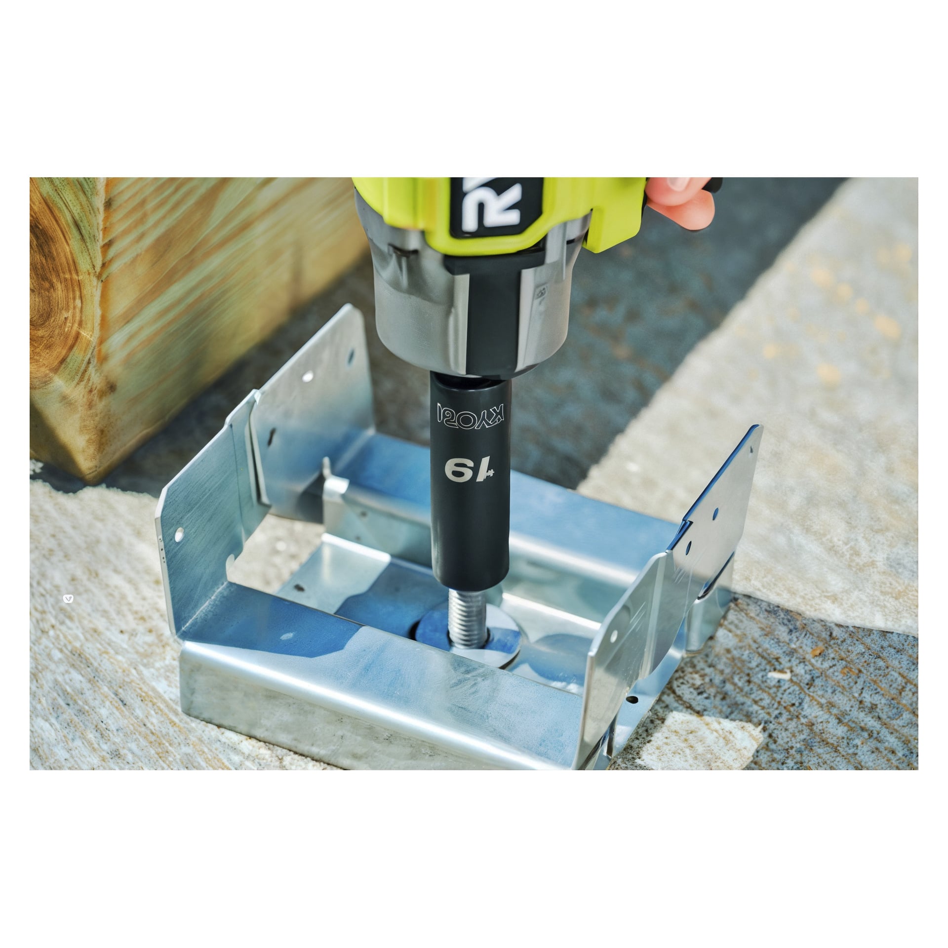 En detaljerad vy visar ett Ryobi RHDIS10PC hylsset, bestående av 10 delar, där det fäster en bult i ett metallfäste fäst i trä. Verktyget visar siffran 64 och används aktivt i en bygg- eller monteringsuppgift.