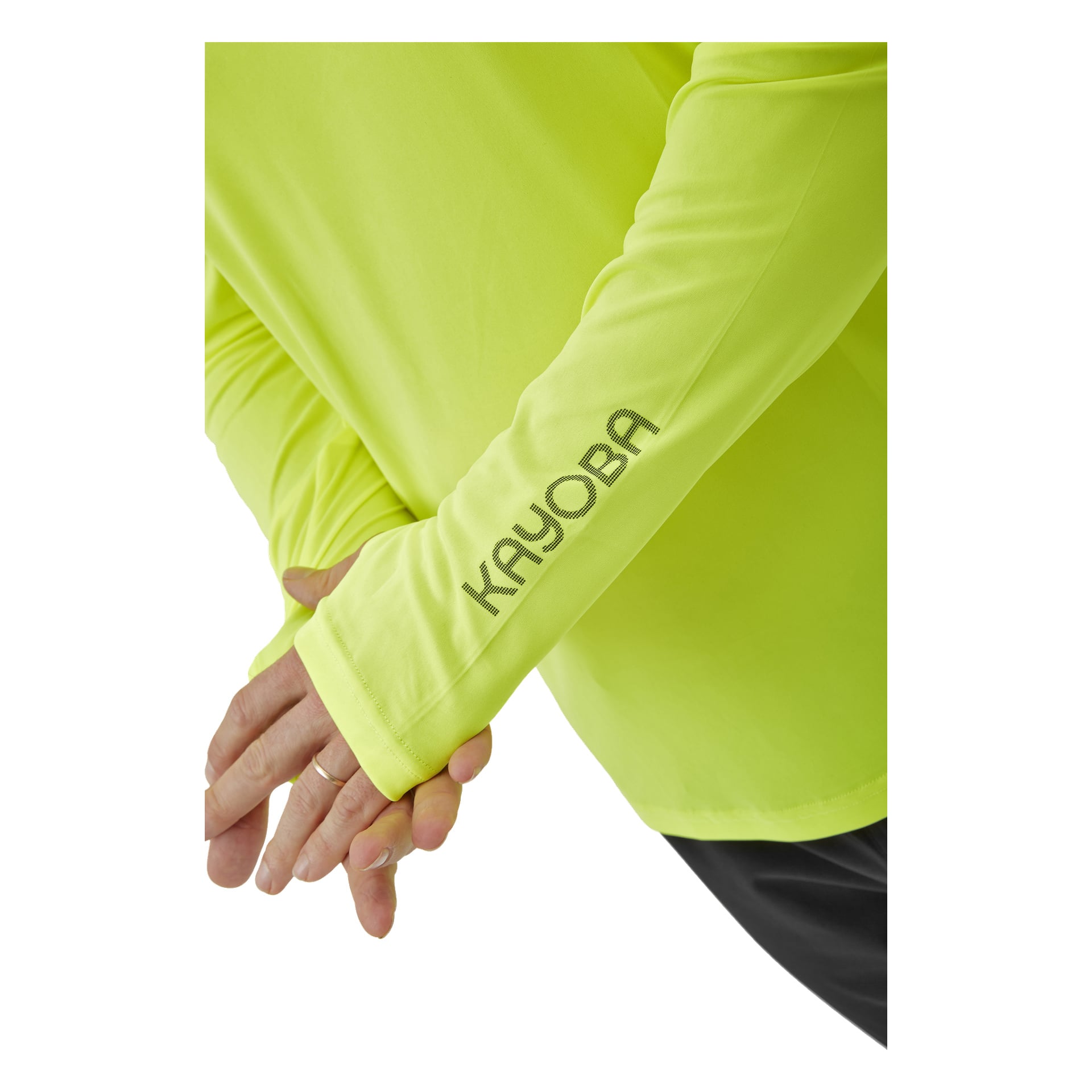 En person i en fluorescerande gul Kayoba Men's funktionell topp Atlanta sträcker armen över bröstet.