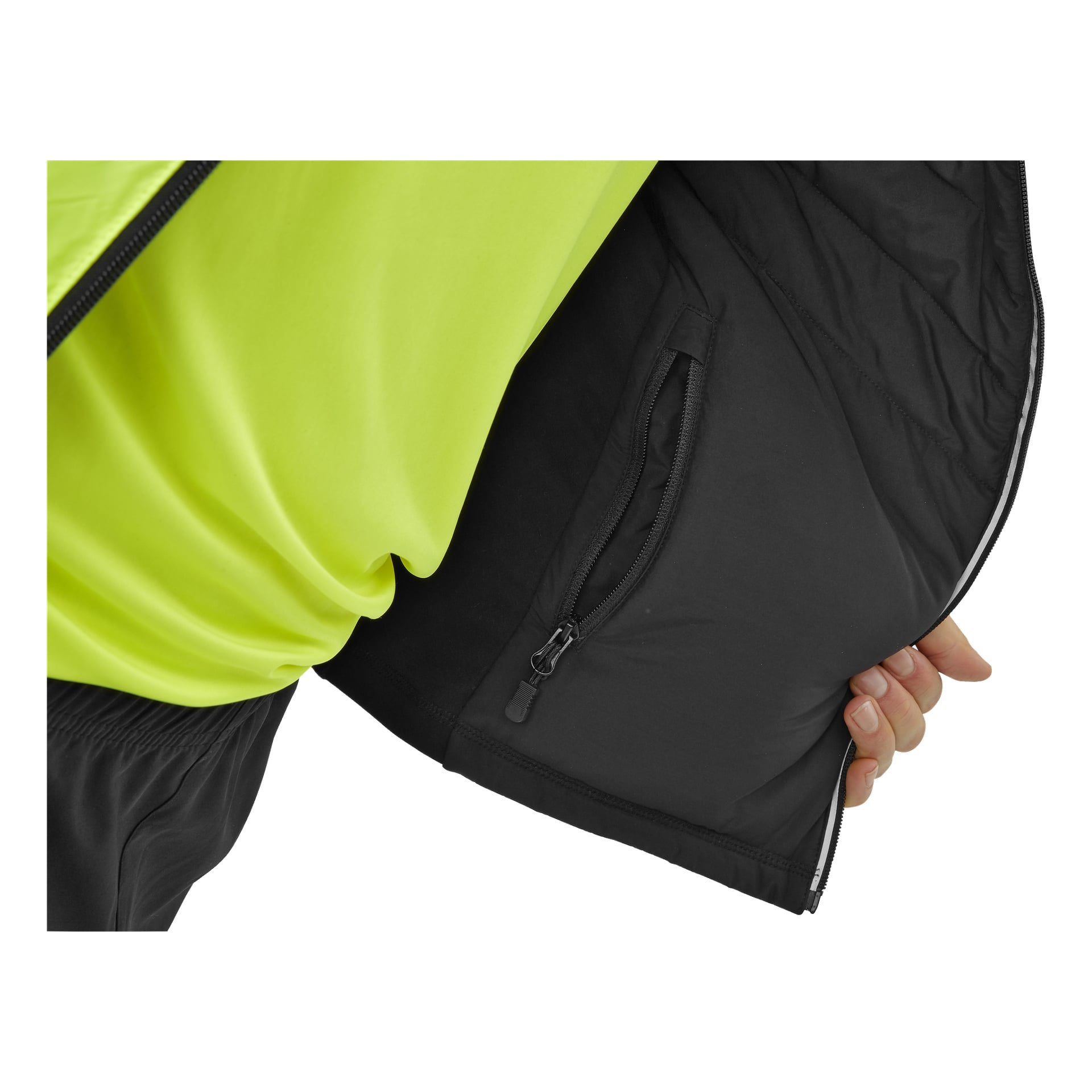 En person klädd i en neongul skjorta och svarta byxor håller upp Kayoba Innsbruck Reversible Running Jacket för män, där den dragkedjasförsedda fickan syns inuti.