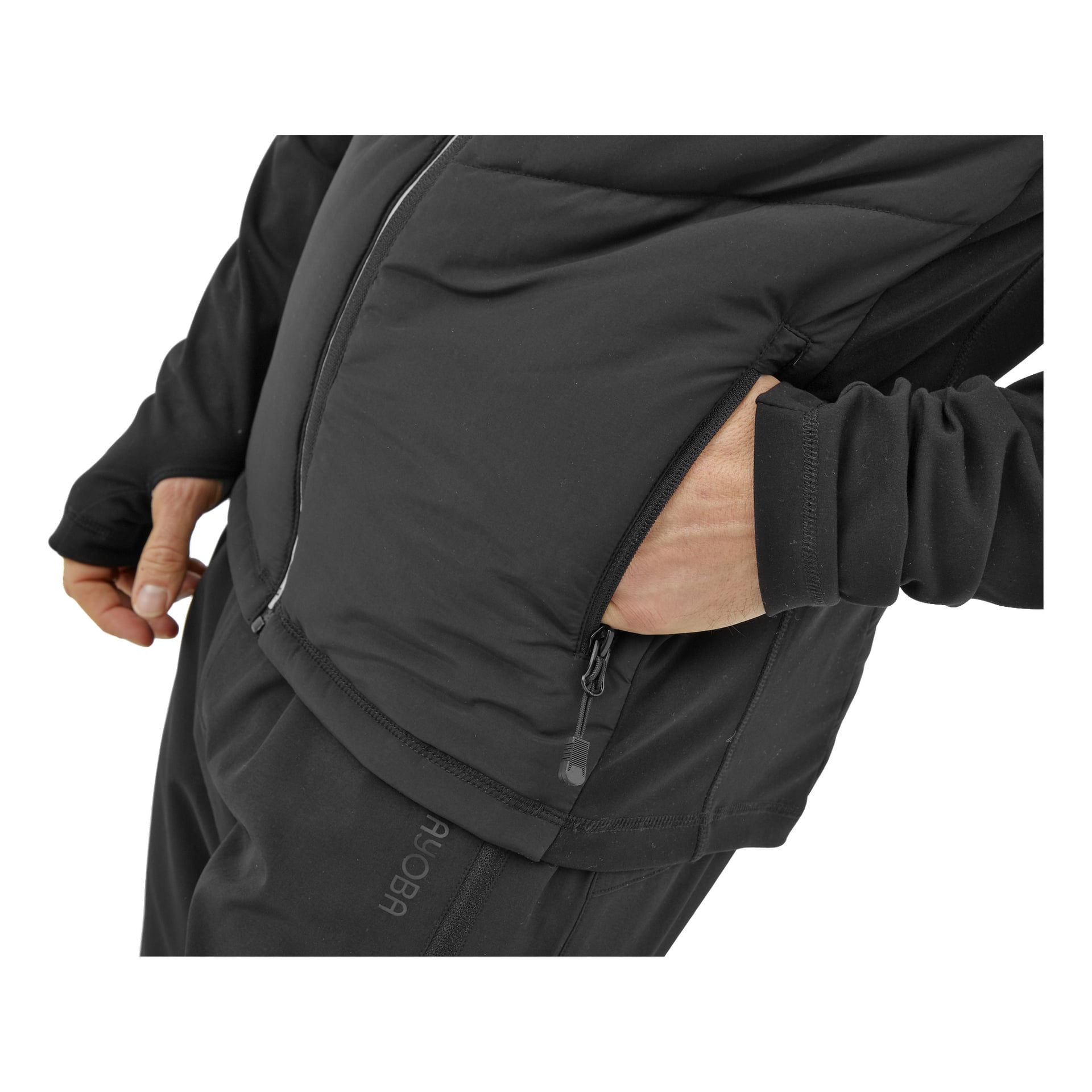 Man visar den svarta Kayoba Reversible Running Jacket för män, Innsbruck-utgåvan, med ena handen instucken i en dragkedjasförsedd sidoficka. Jackan har ärmhål i tummen, och endast bålen och överbenen syns.
