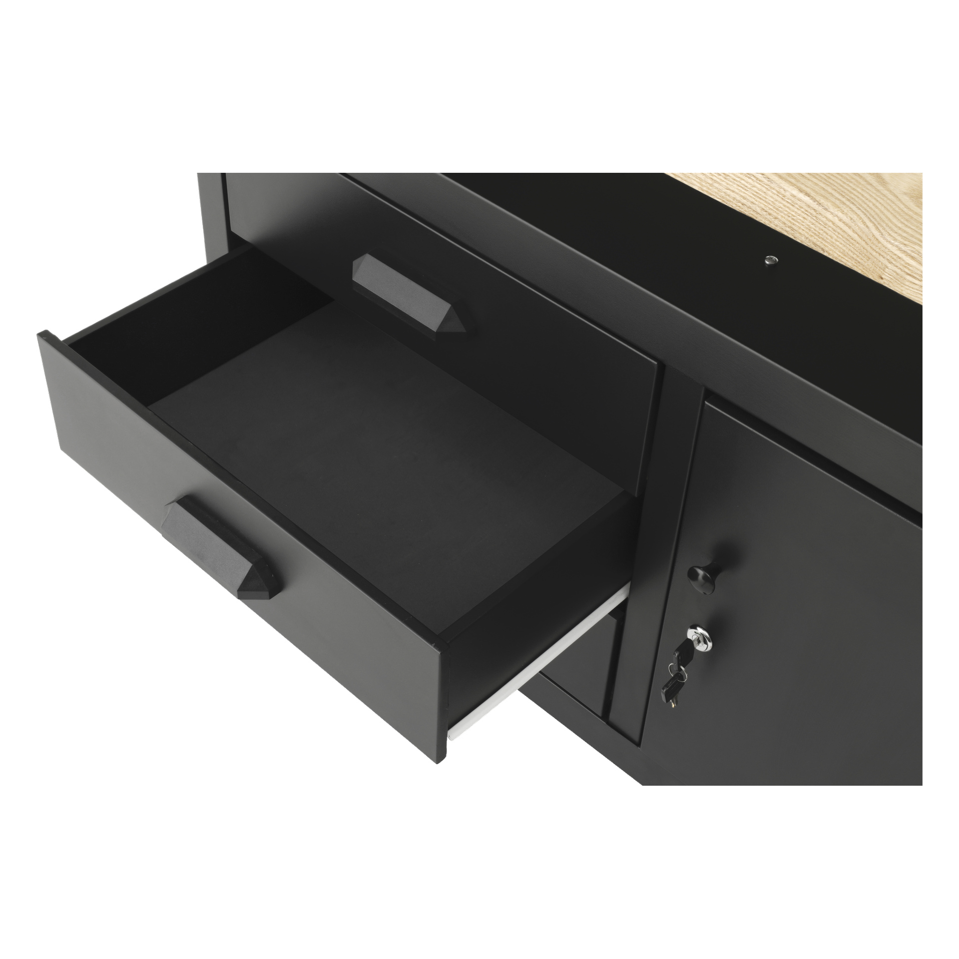 Hard Head Workbench har en svart metalllåda som är öppen bredvid ett stängt skåp med en nyckel insatt i låset. En del av träbordet ovanför är också synlig.